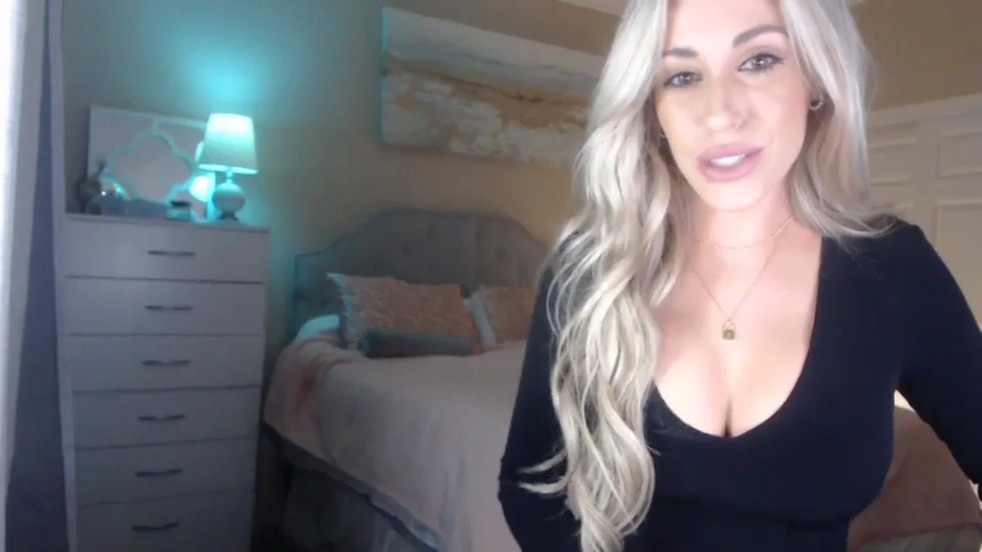 Gallery image thumbnail from Queen_bambii's myfreecams stream on, 04/09/2024, 05:06 image 9 of 20