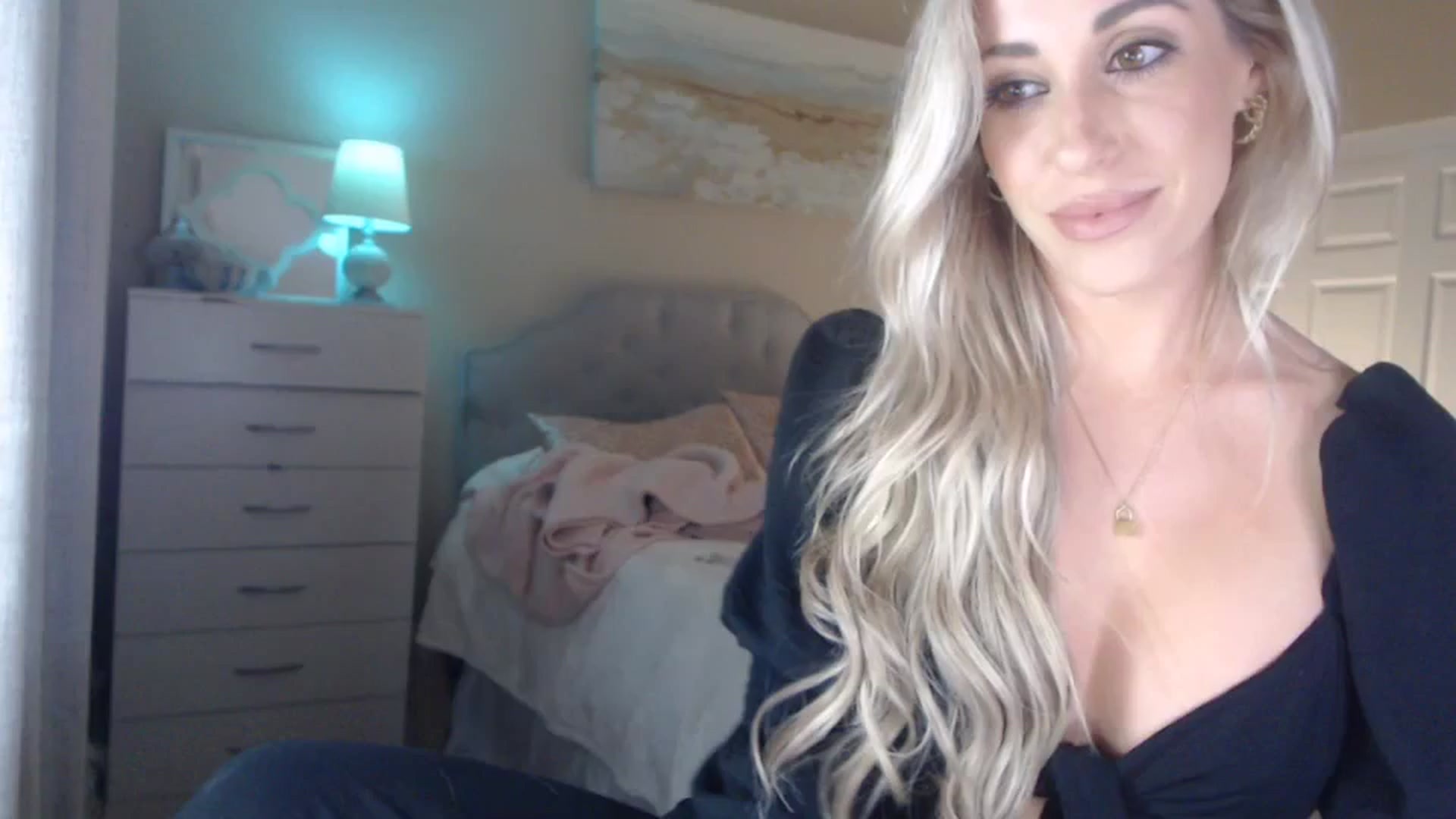 Gallery image thumbnail from Queen_bambii's myfreecams stream on, 04/11/2024, 05:59 image 10 of 20