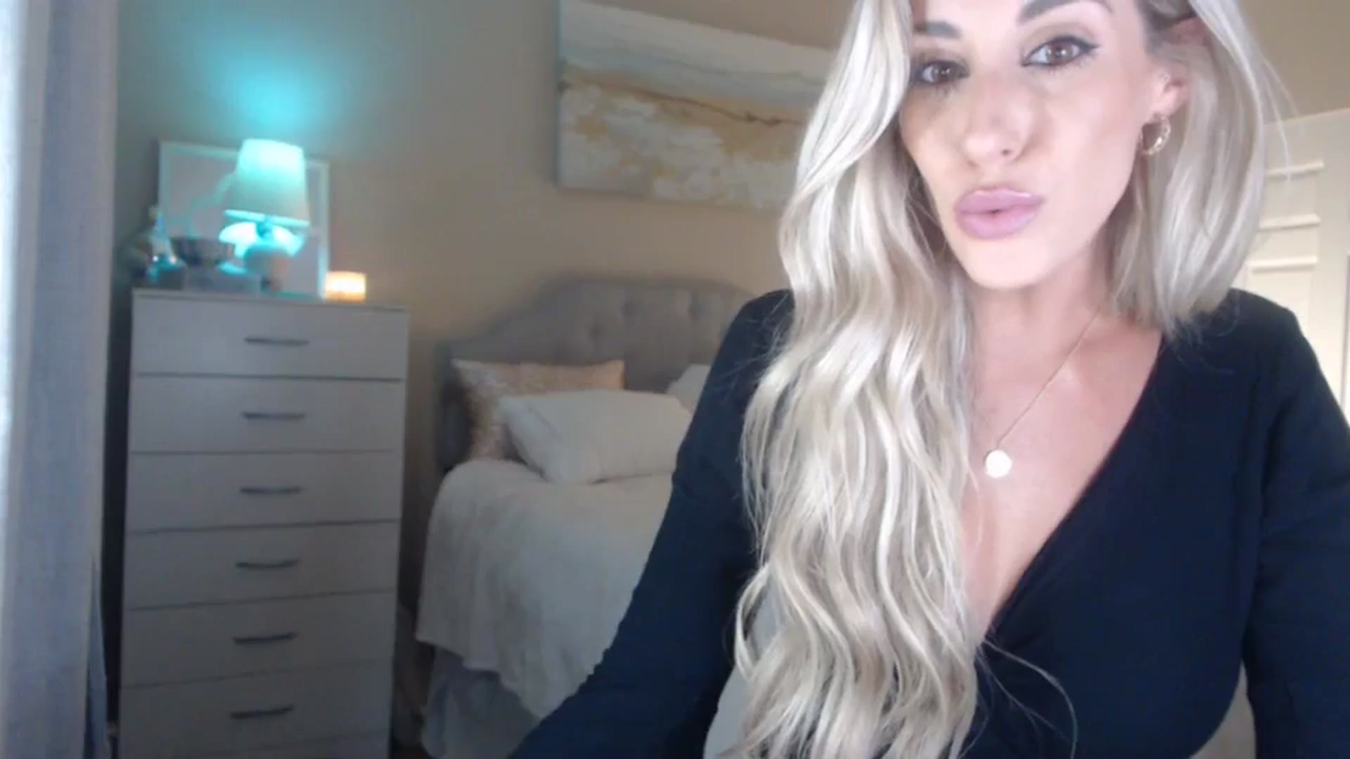 Gallery image thumbnail from Queen_bambii's myfreecams stream on, 04/25/2024, 07:40 image 10 of 20