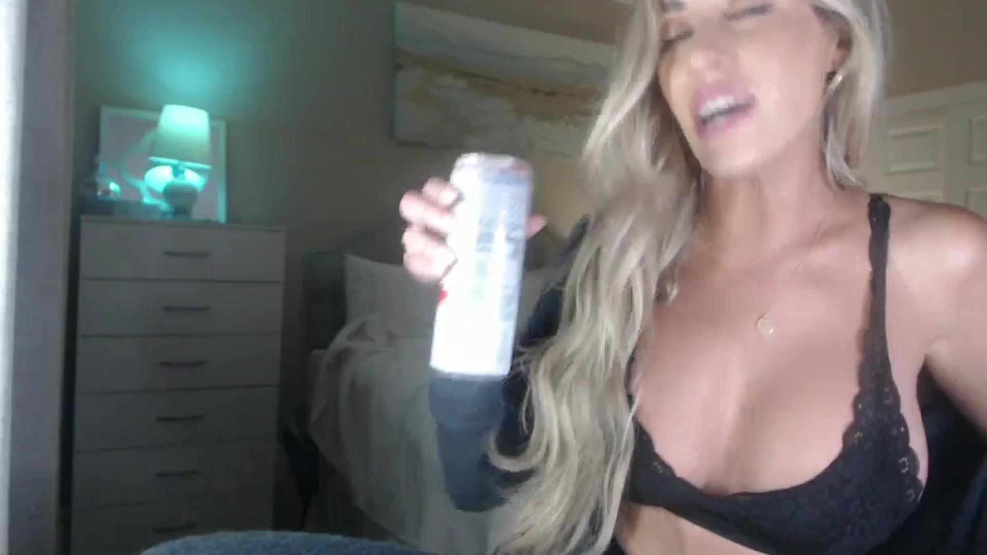 Gallery image thumbnail from Queen_bambii's myfreecams stream on, 05/03/2024, 06:38 image 17 of 20