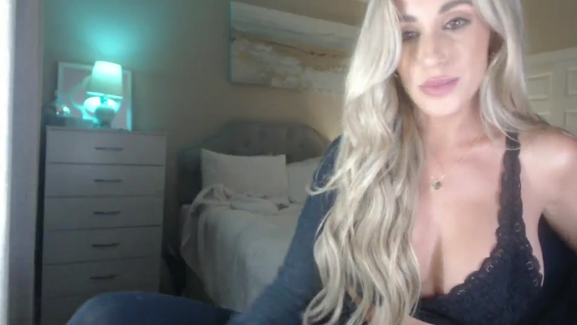 Gallery image thumbnail from Queen_bambii's myfreecams stream on, 05/03/2024, 06:38 image 13 of 20