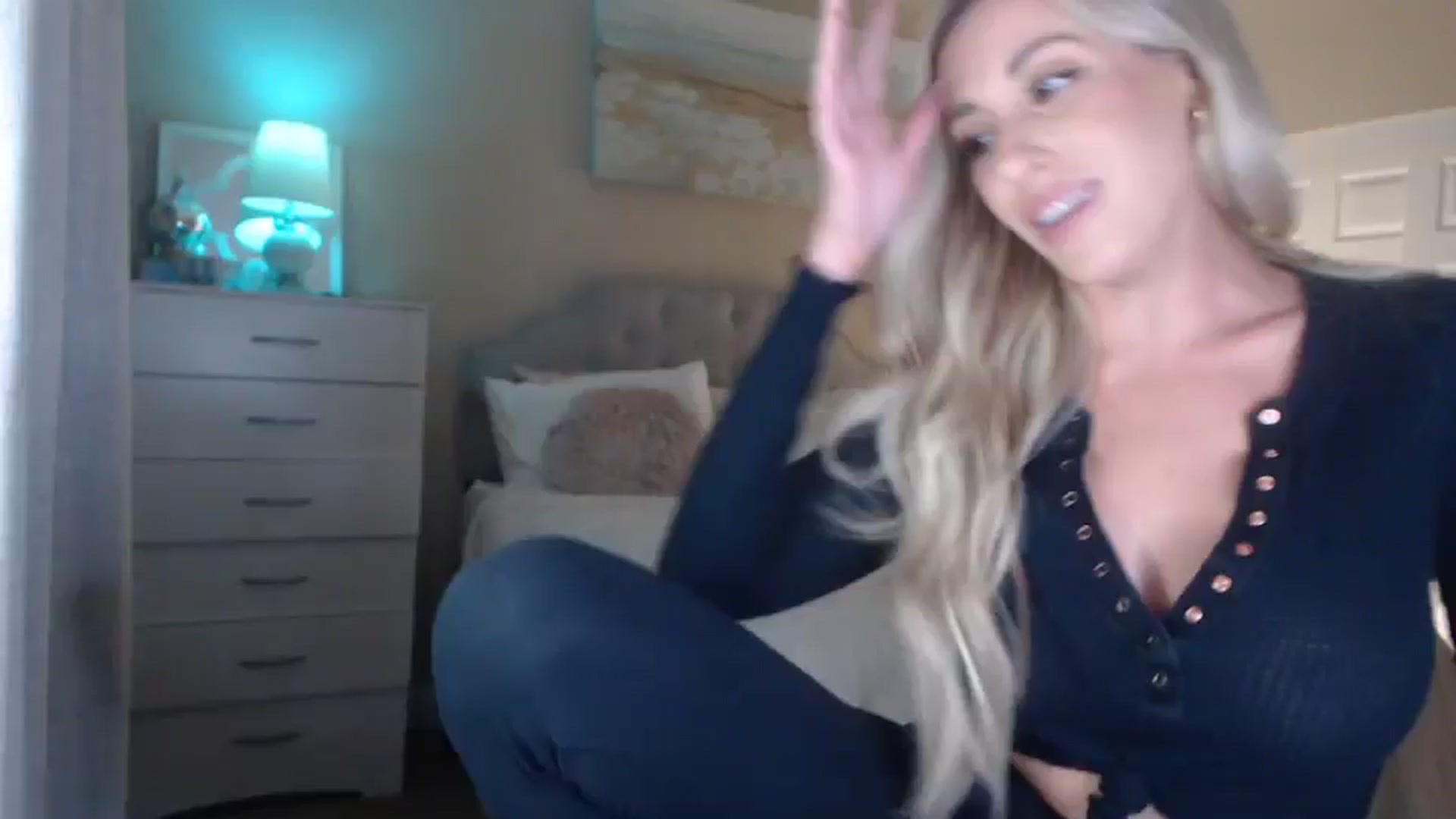 Gallery image thumbnail from Queen_bambii's myfreecams stream on, 05/10/2024, 05:05 image 12 of 20