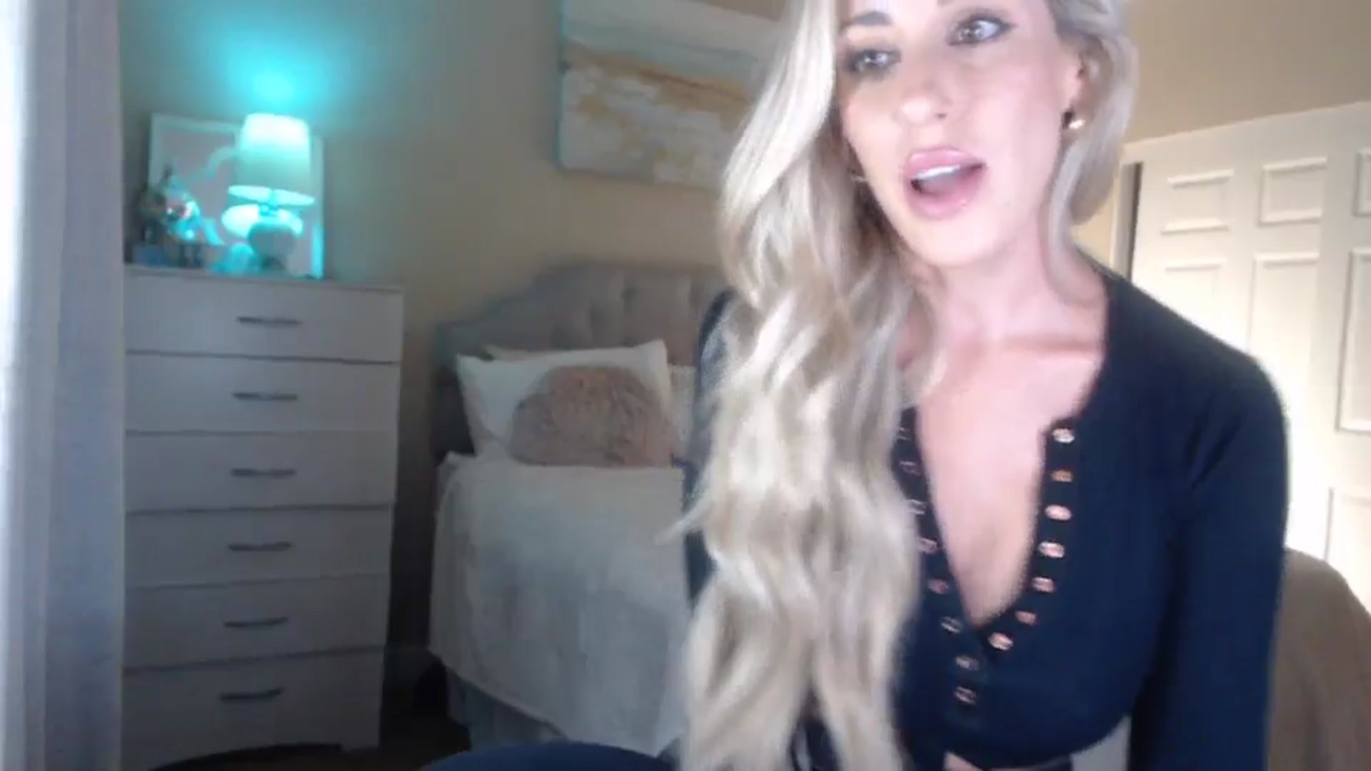 Gallery image thumbnail from Queen_bambii's myfreecams stream on, 05/10/2024, 05:05 image 18 of 20