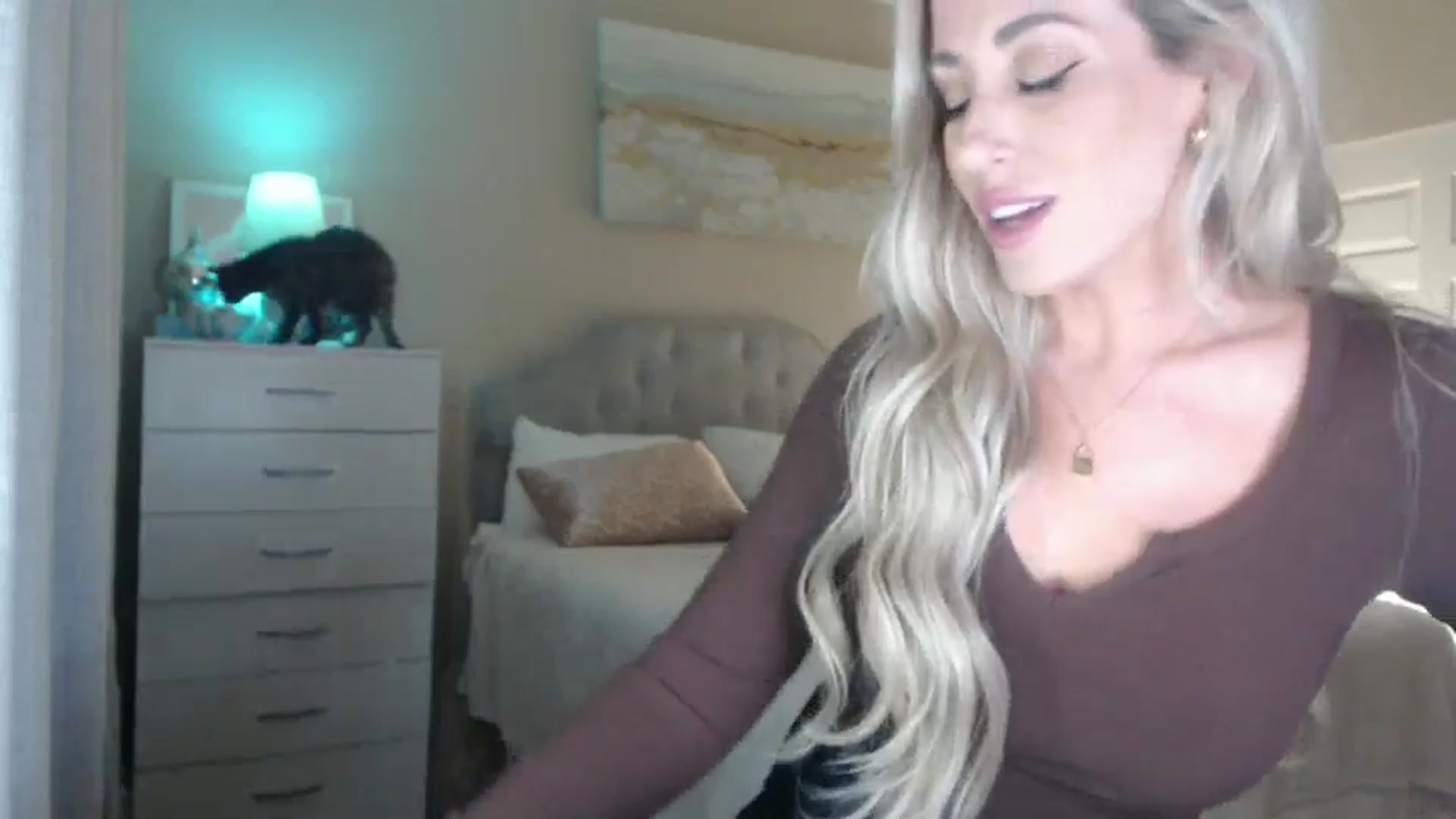 Gallery image thumbnail from Queen_bambii's myfreecams stream on, 05/19/2024, 06:51 image 10 of 20