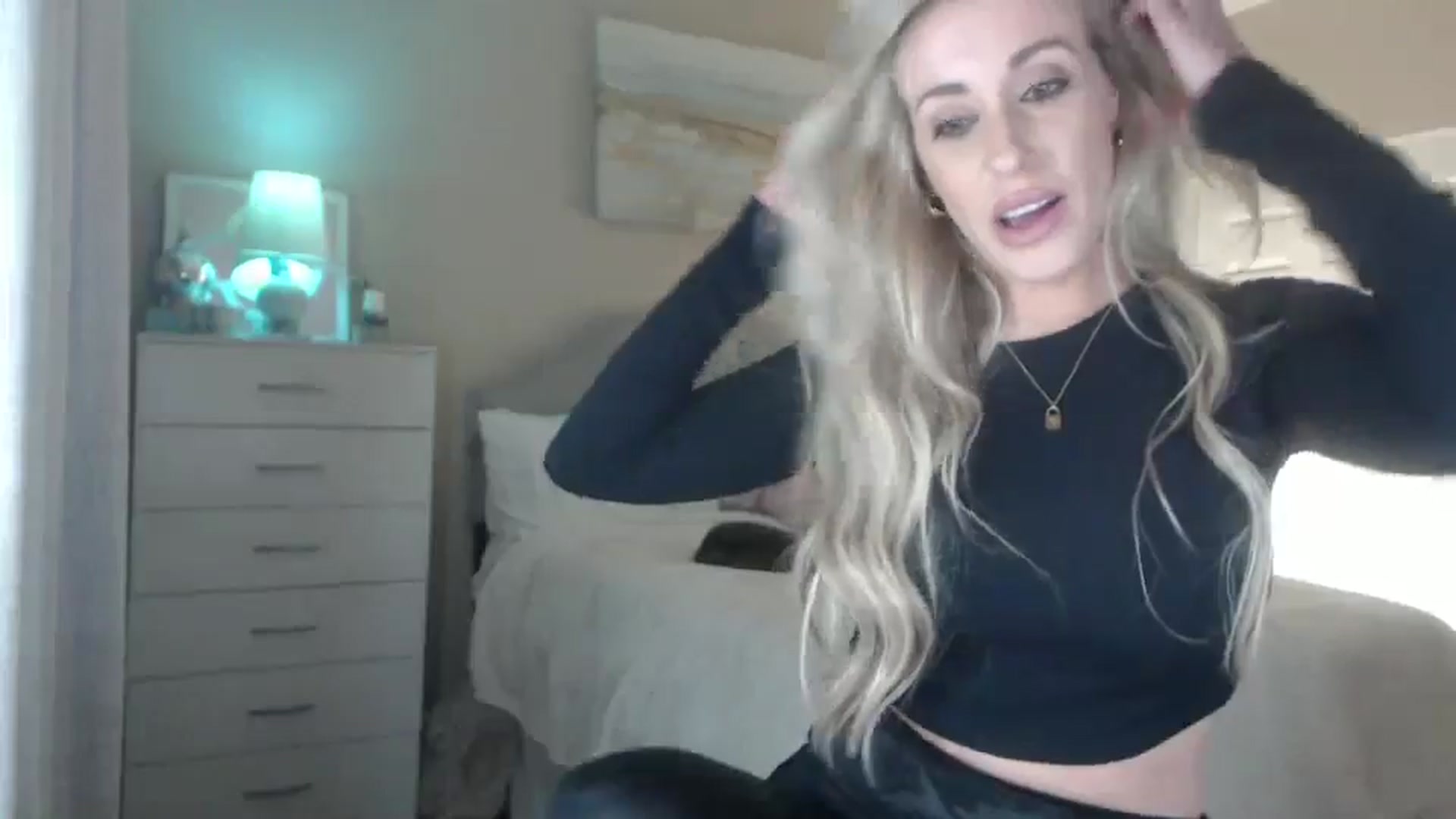 Gallery image thumbnail from Queen_bambii's myfreecams stream on, 05/30/2024, 06:35 image 17 of 20