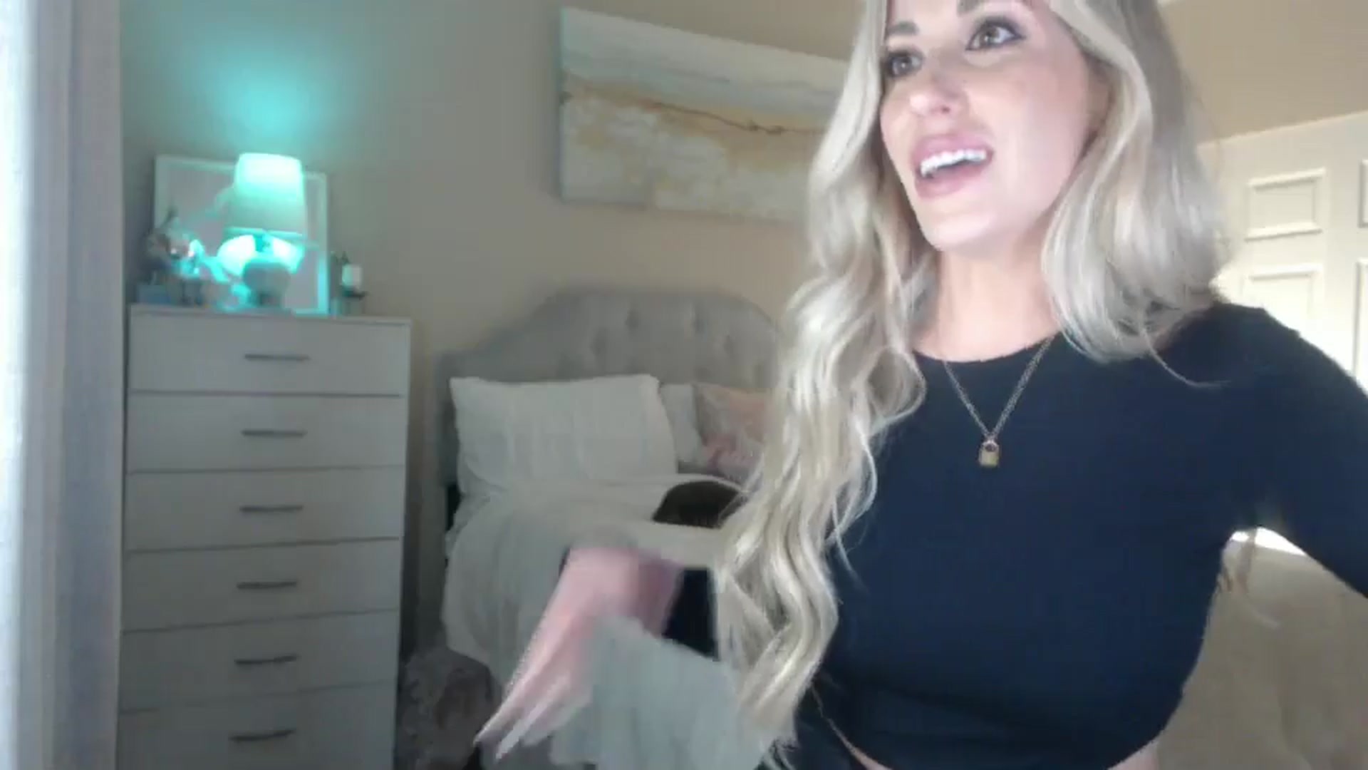 Gallery image thumbnail from Queen_bambii's myfreecams stream on, 05/30/2024, 06:35 image 18 of 20