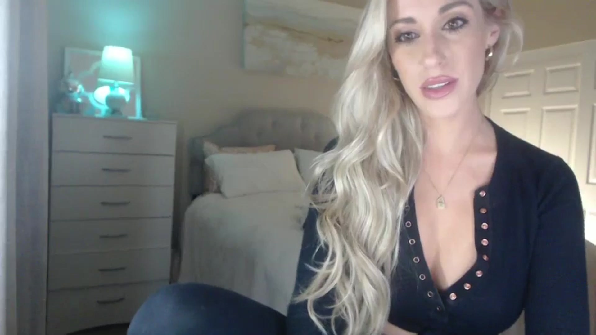 Gallery image thumbnail from Queen_bambii's myfreecams stream on, 06/12/2024, 05:09 image 16 of 20