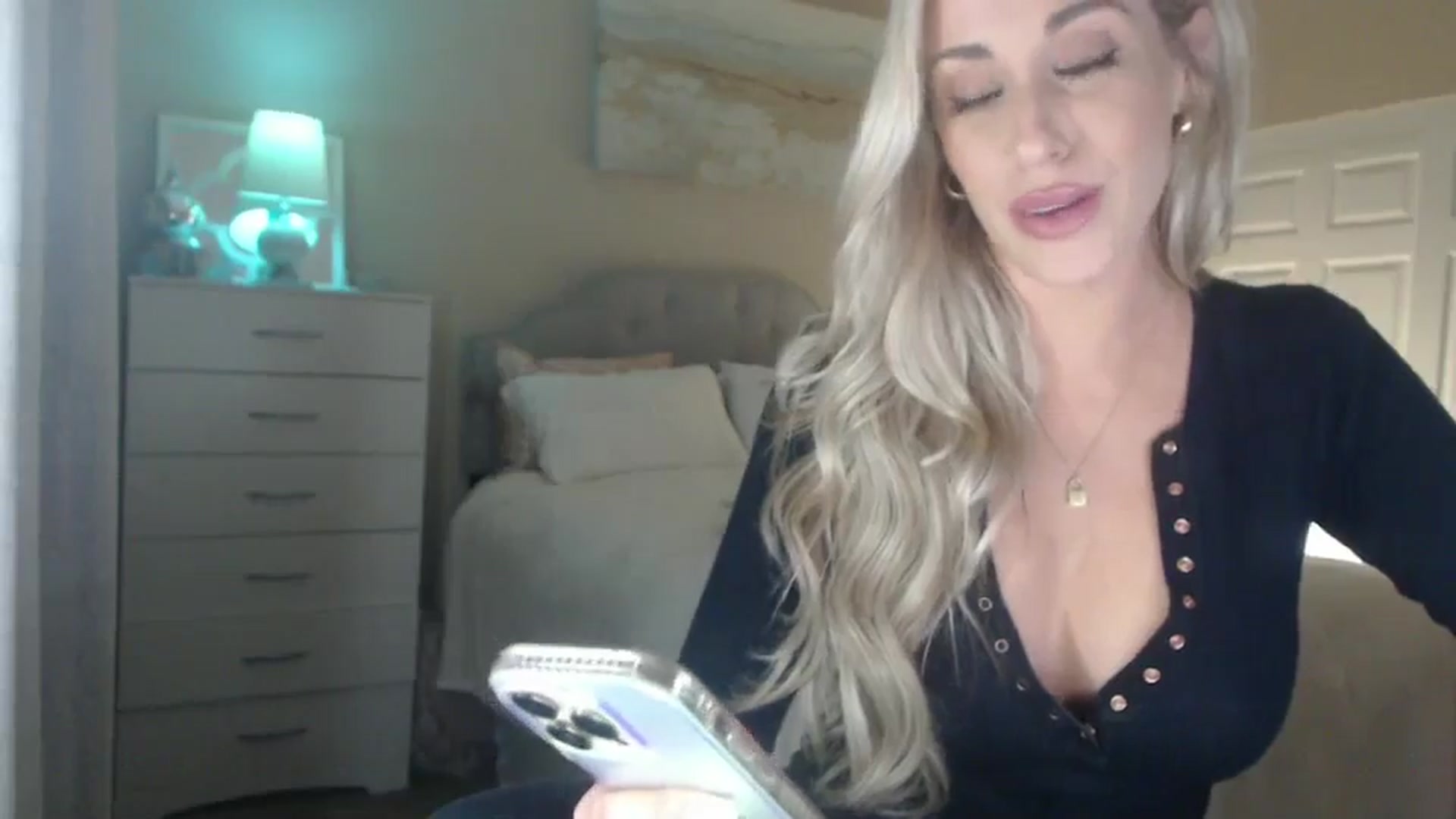 Gallery image thumbnail from Queen_bambii's myfreecams stream on, 06/12/2024, 05:09 image 18 of 20