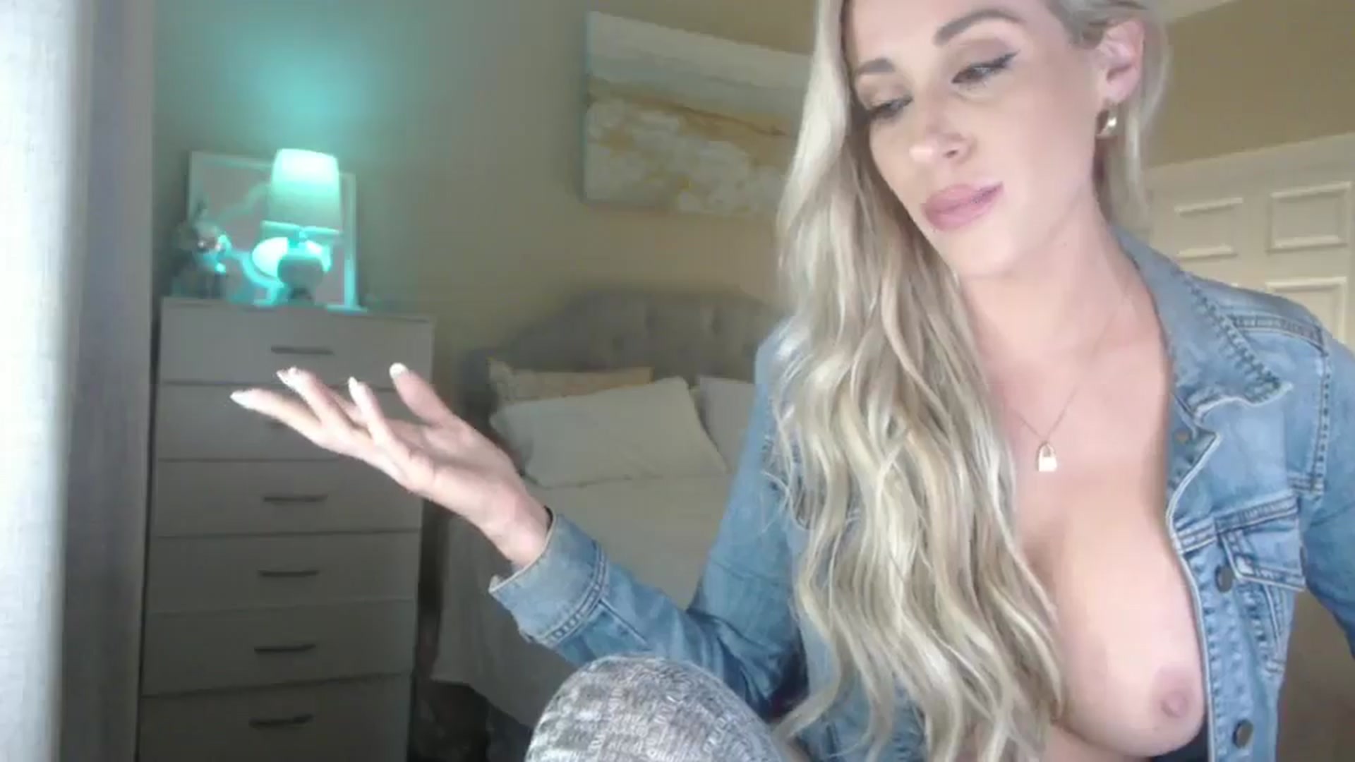Gallery image thumbnail from Queen_bambii's myfreecams stream on, 06/12/2024, 07:25 image 5 of 20