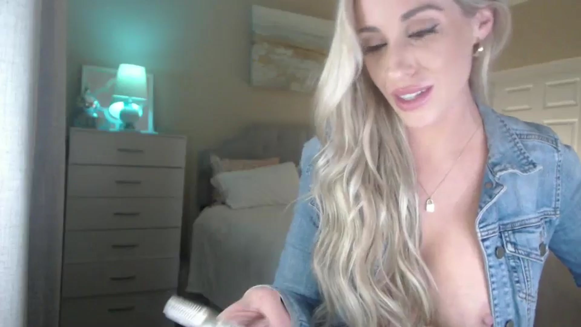 Gallery image thumbnail from Queen_bambii's myfreecams stream on, 06/12/2024, 07:25 image 7 of 20