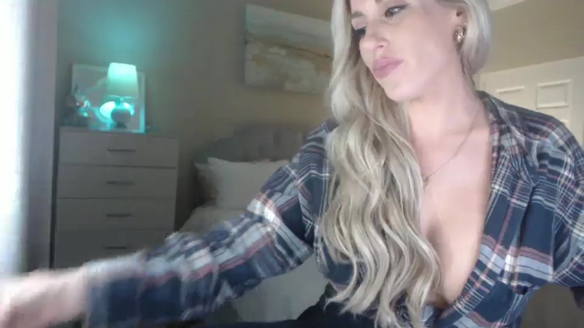 Gallery image thumbnail from Queen_bambii's myfreecams stream on, 06/18/2024, 07:15 image 18 of 20