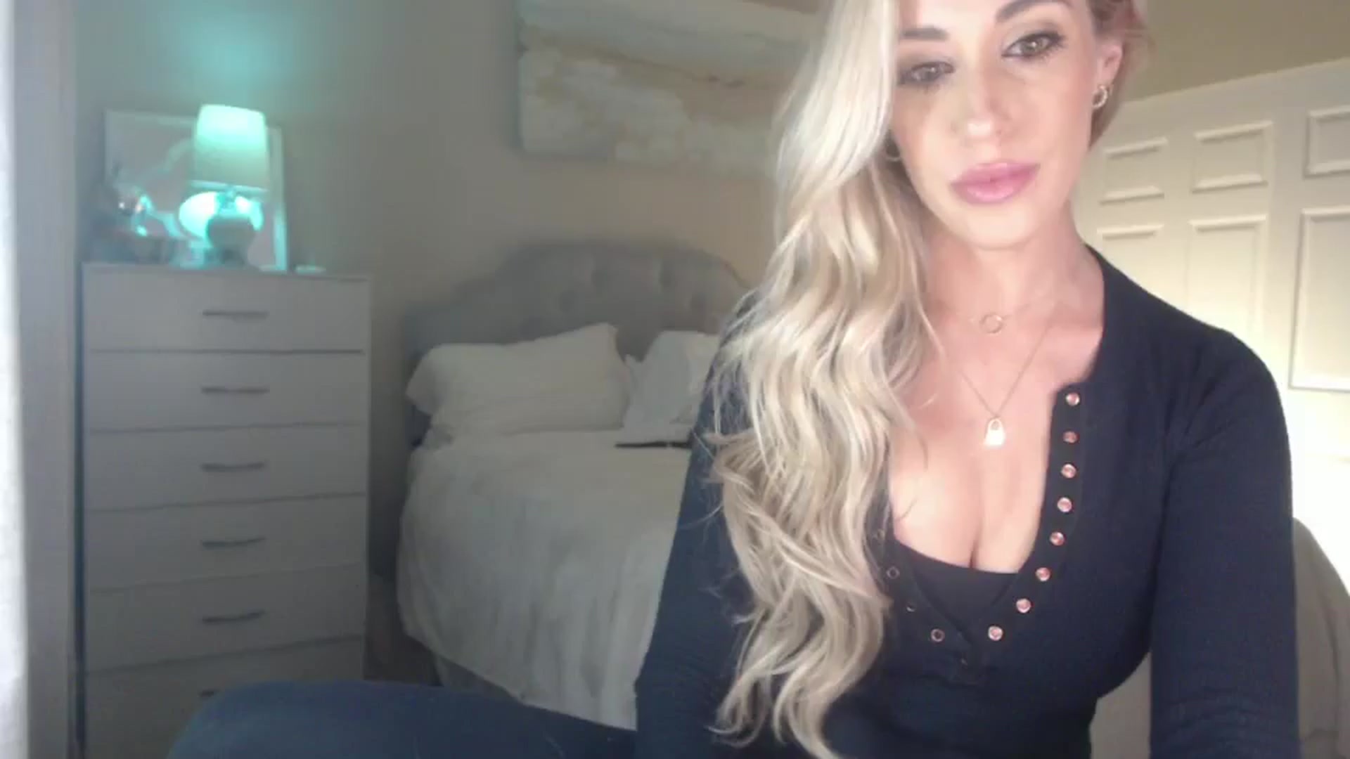 Gallery image thumbnail from Queen_bambii's myfreecams stream on, 06/30/2024, 04:50 image 12 of 20