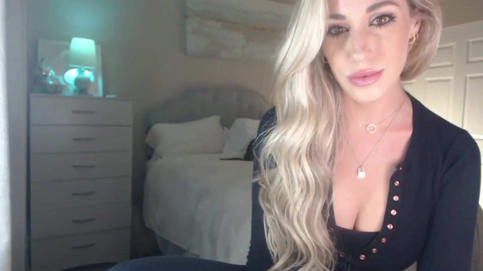 Gallery image thumbnail from Queen_bambii's myfreecams stream on, 06/30/2024, 04:50 image 5 of 20