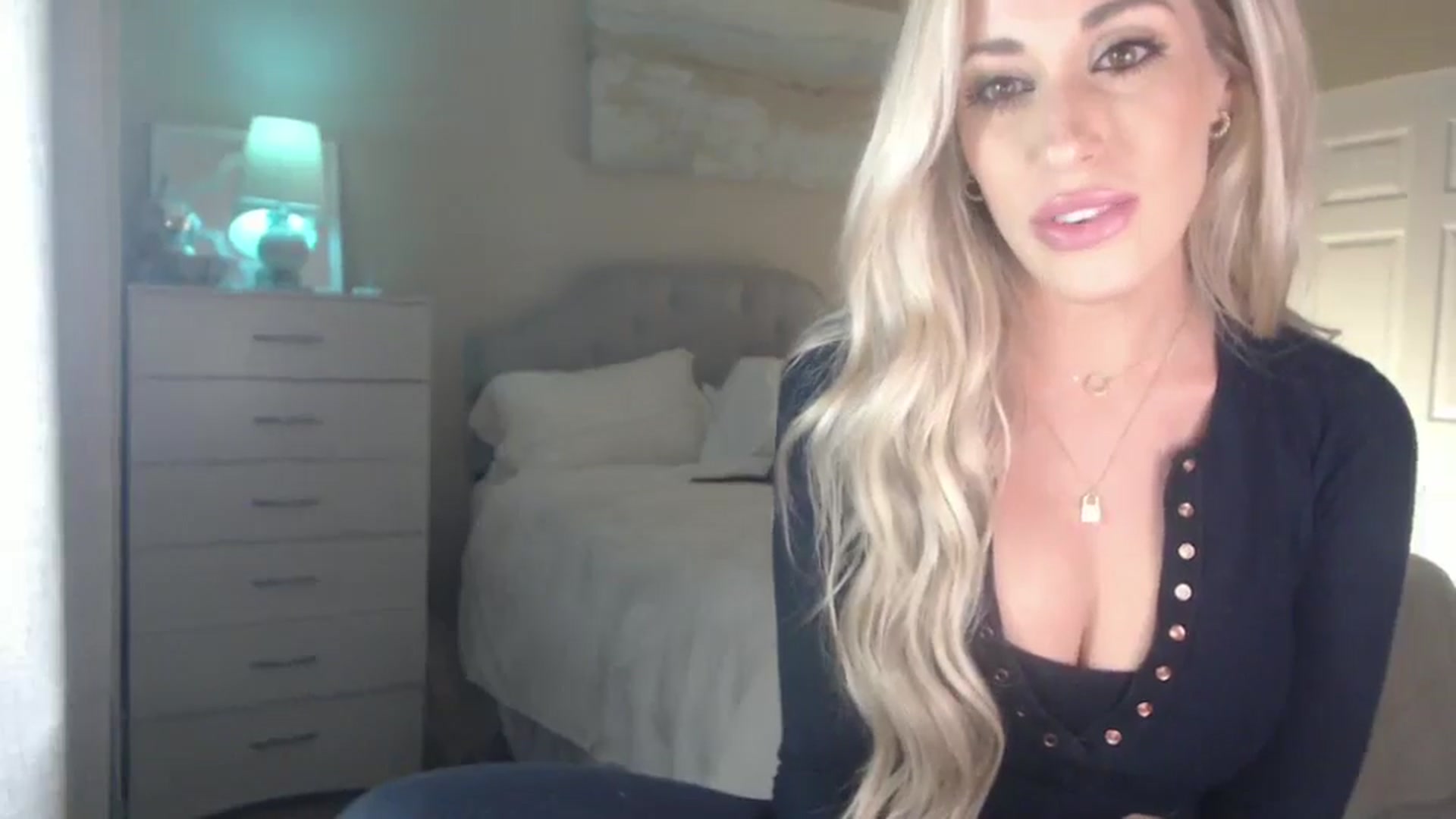 Gallery image thumbnail from Queen_bambii's myfreecams stream on, 06/30/2024, 04:50 image 16 of 20