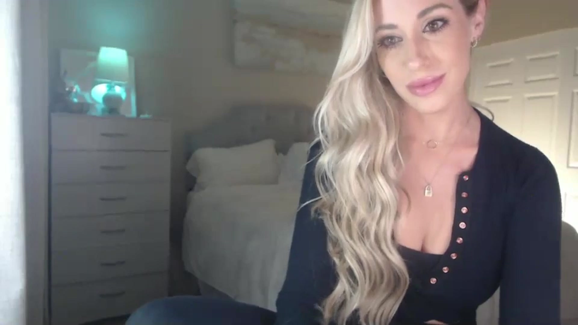 Gallery image thumbnail from Queen_bambii's myfreecams stream on, 06/30/2024, 04:50 image 17 of 20