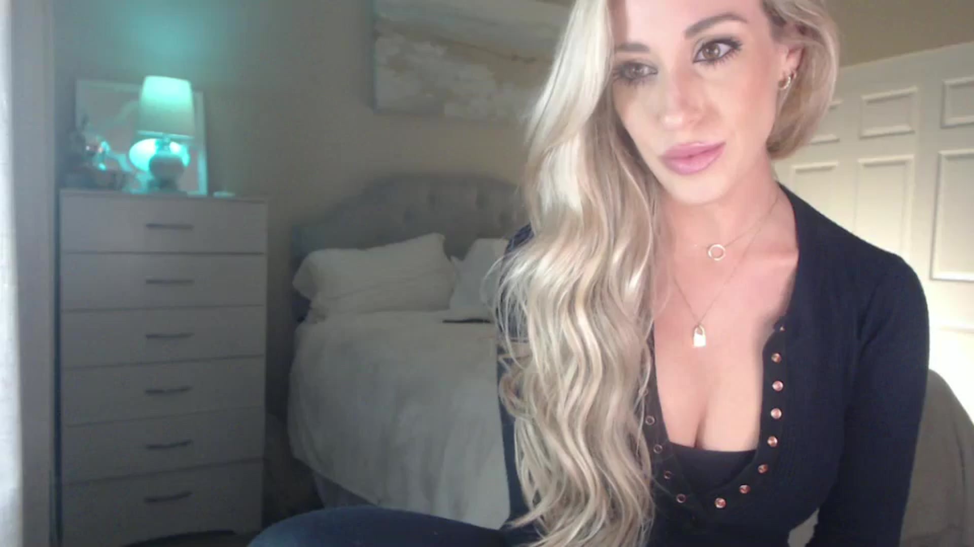Gallery image thumbnail from Queen_bambii's myfreecams stream on, 06/30/2024, 04:50 image 4 of 20