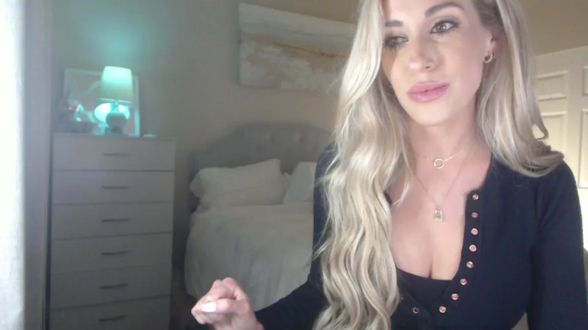 Gallery image thumbnail from Queen_bambii's myfreecams stream on, 06/30/2024, 04:50 image 20 of 20