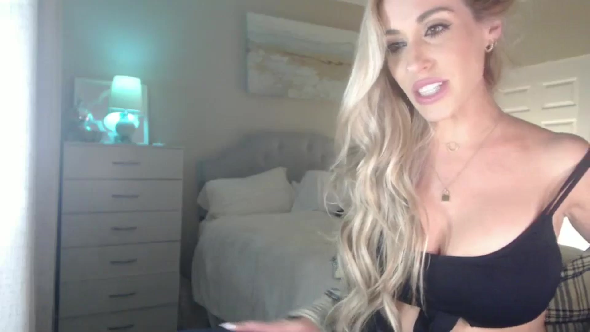 Gallery image thumbnail from Queen_bambii's myfreecams stream on, 06/30/2024, 07:42 image 19 of 20