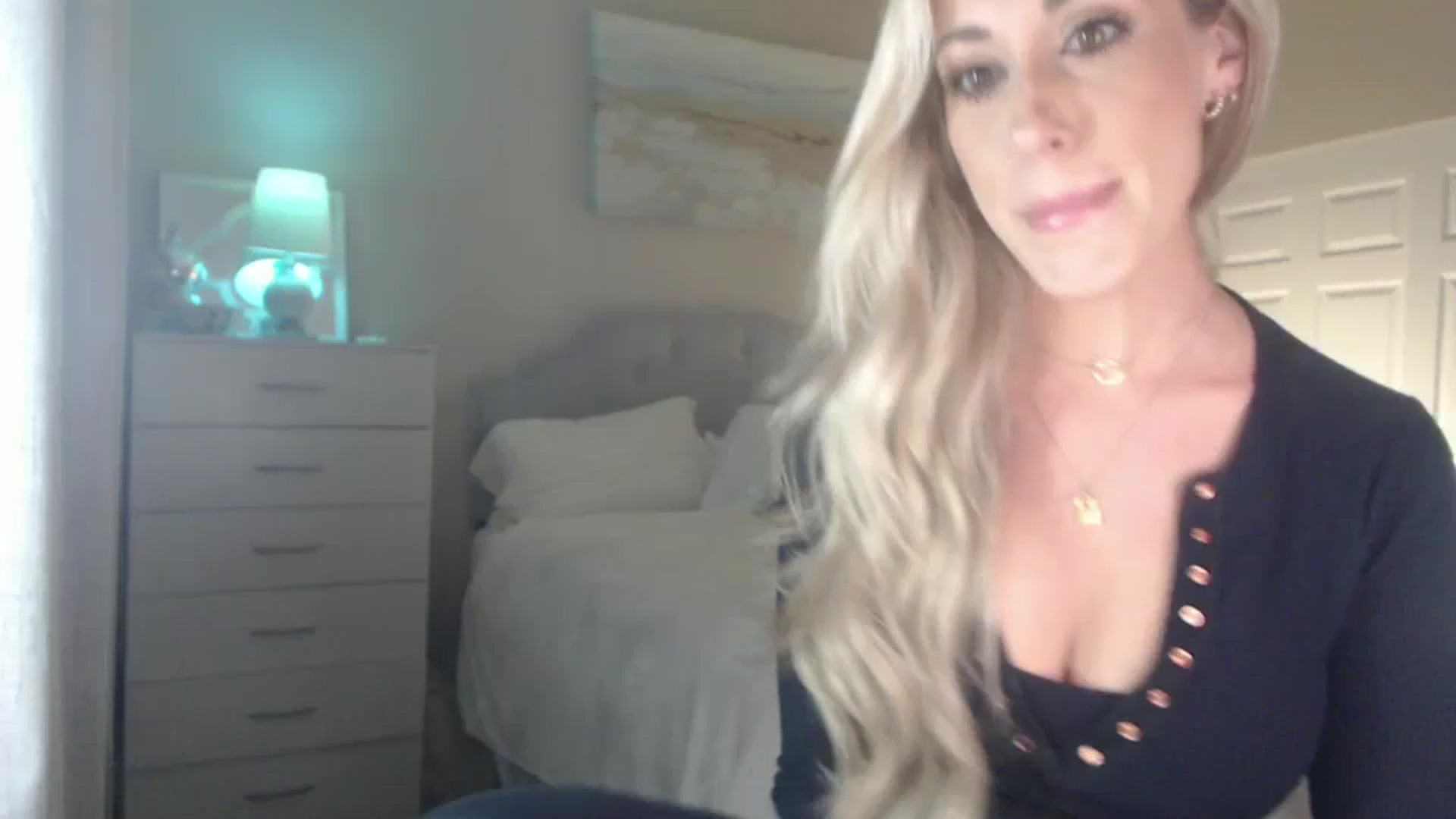 Gallery image thumbnail from Queen_bambii's myfreecams stream on, 06/30/2024, 07:42 image 2 of 20