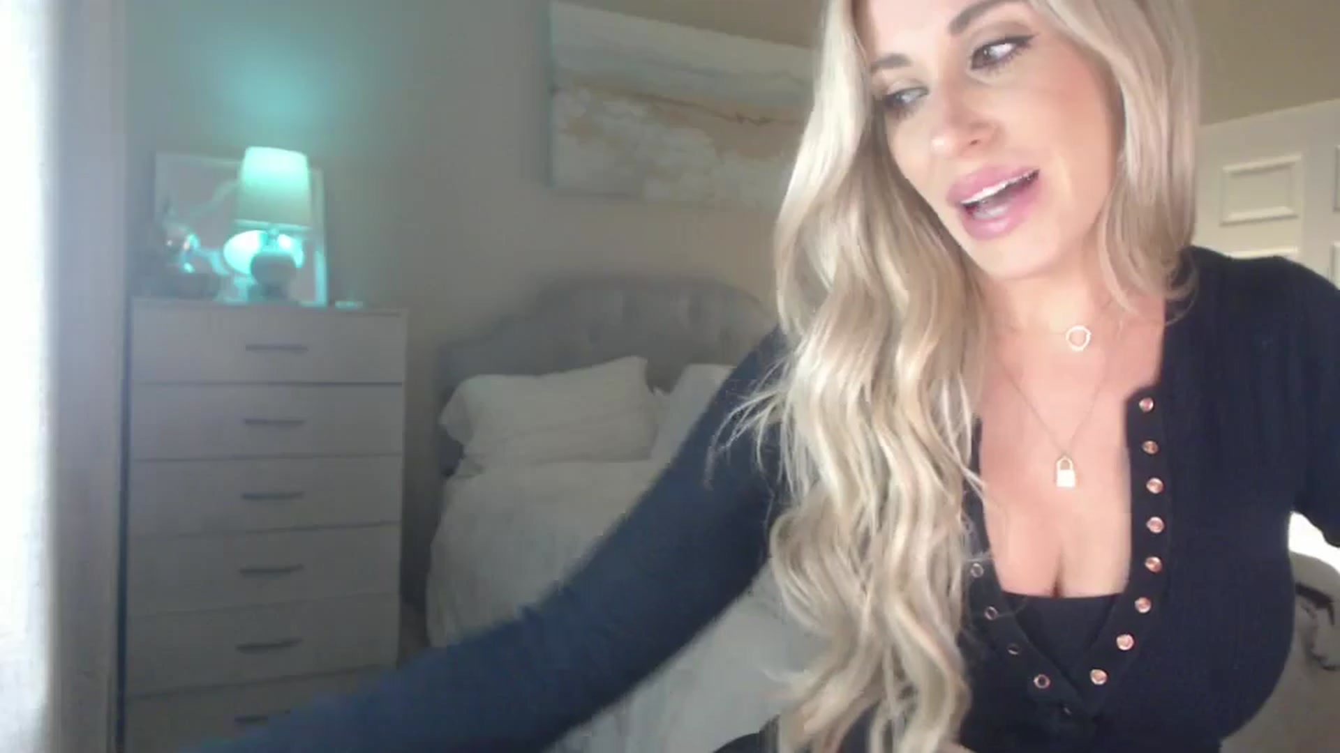 Gallery image thumbnail from Queen_bambii's myfreecams stream on, 06/30/2024, 07:42 image 7 of 20