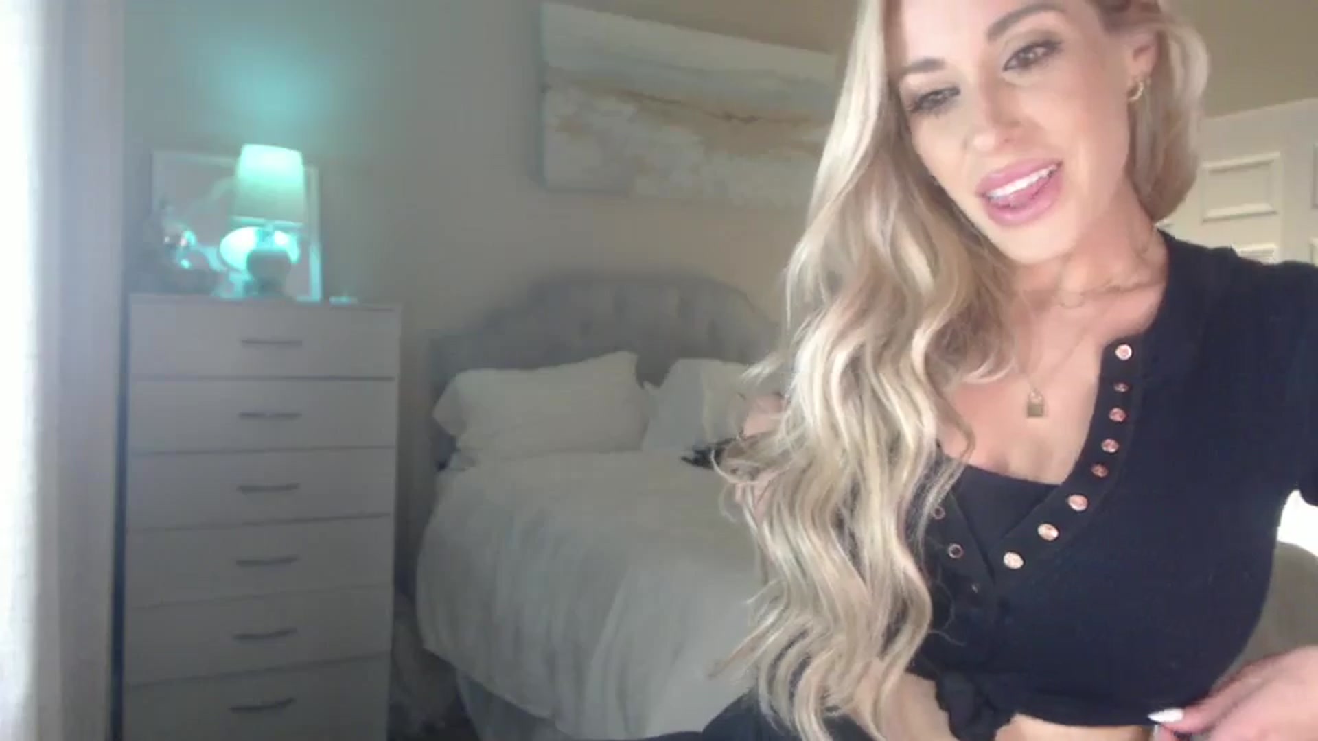 Gallery image thumbnail from Queen_bambii's myfreecams stream on, 06/30/2024, 07:42 image 8 of 20
