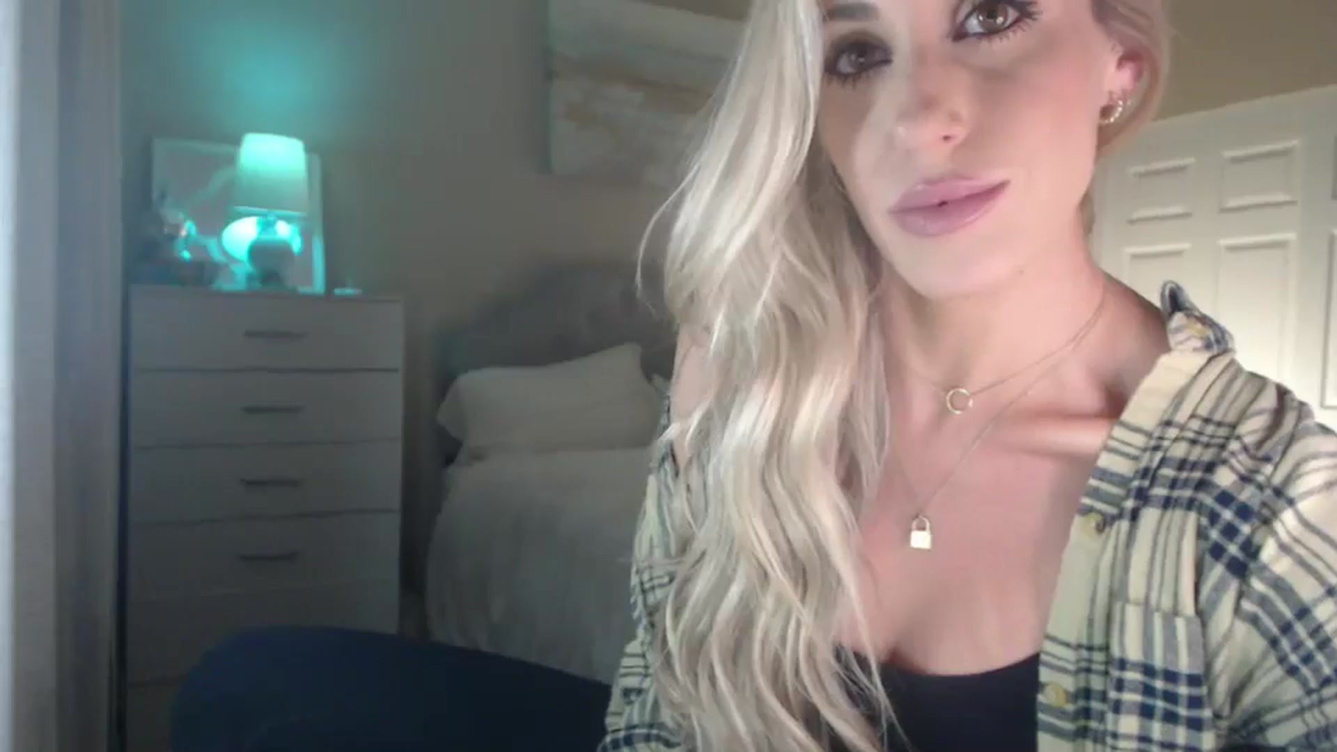 Gallery image thumbnail from Queen_bambii's myfreecams stream on, 06/30/2024, 08:38 image 12 of 20