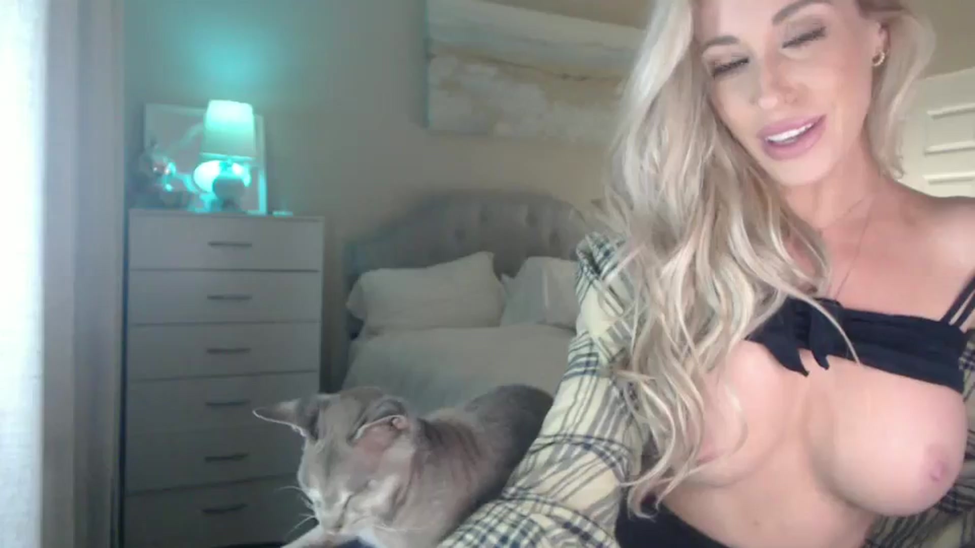 Gallery image thumbnail from Queen_bambii's myfreecams stream on, 06/30/2024, 08:38 image 15 of 20