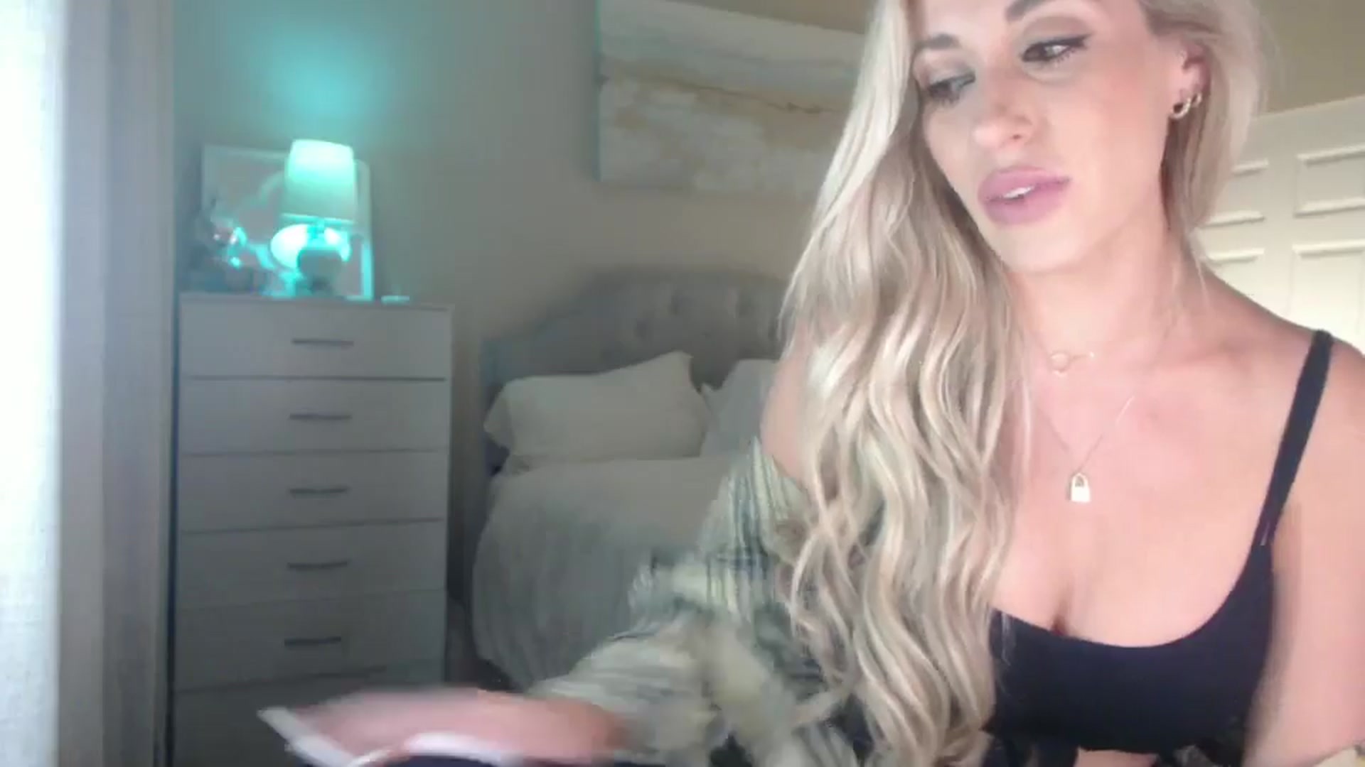 Gallery image thumbnail from Queen_bambii's myfreecams stream on, 06/30/2024, 08:38 image 17 of 20