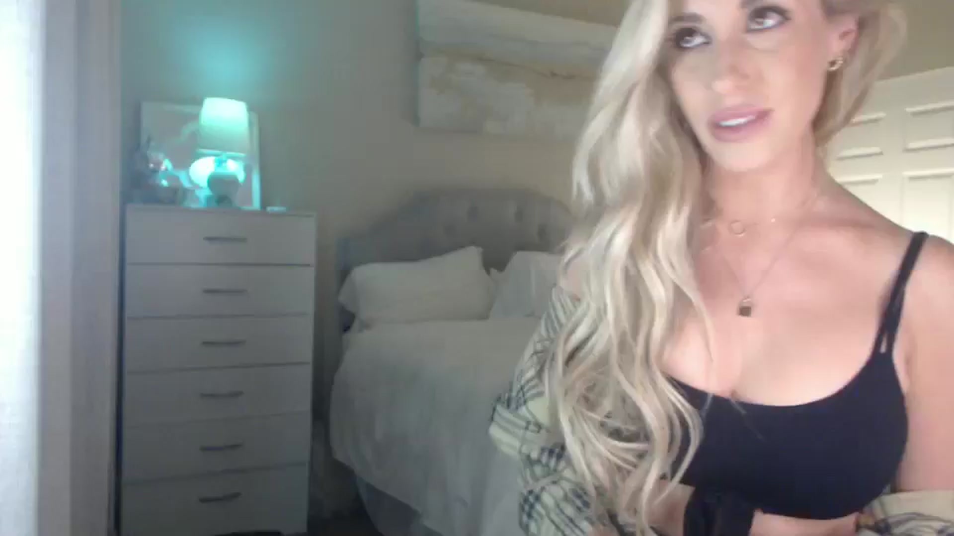 Gallery image thumbnail from Queen_bambii's myfreecams stream on, 06/30/2024, 08:38 image 18 of 20