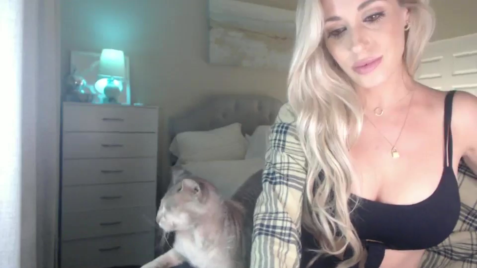 Gallery image thumbnail from Queen_bambii's myfreecams stream on, 06/30/2024, 08:38 image 16 of 20