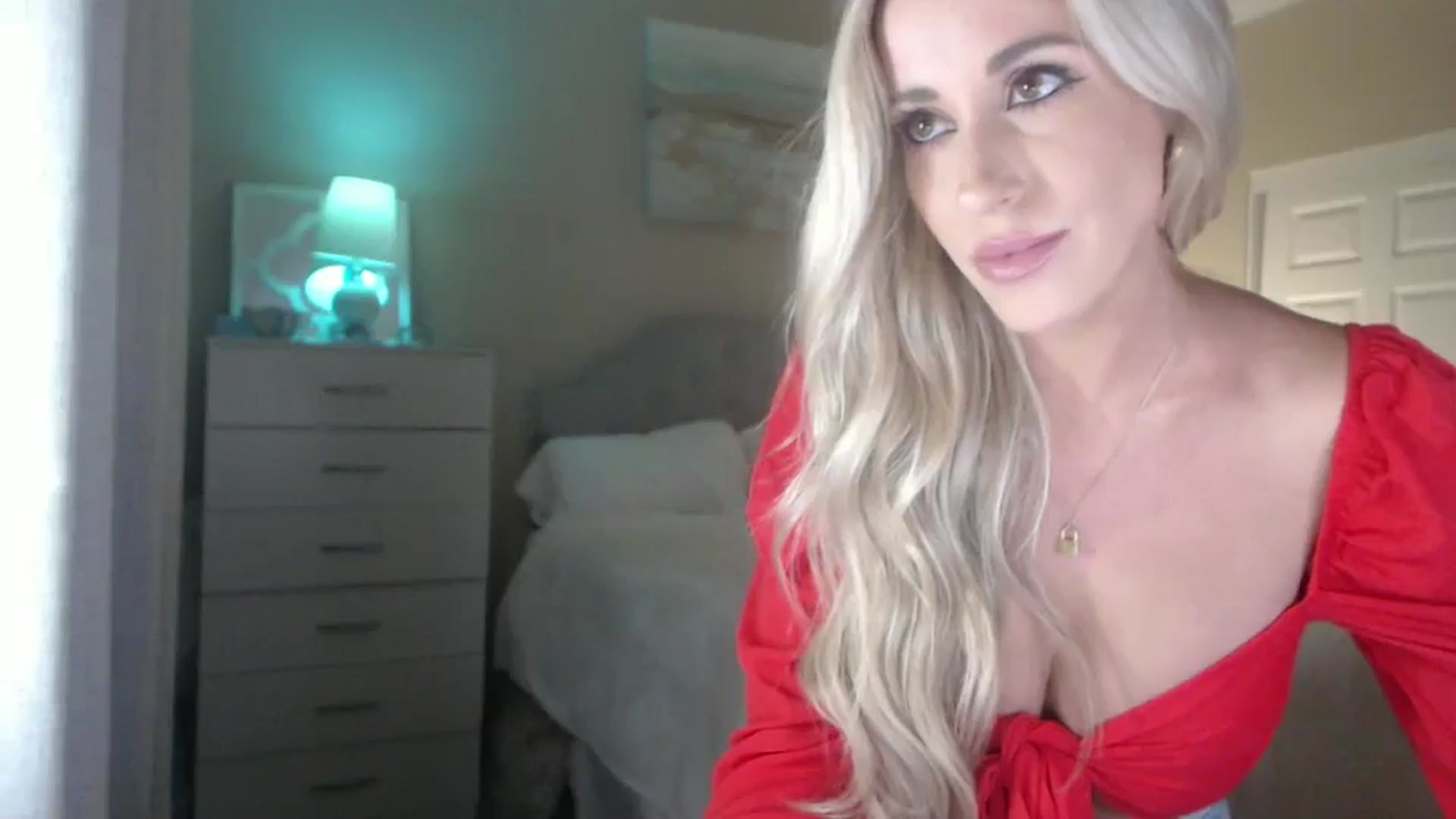 Gallery image thumbnail from Queen_bambii's myfreecams stream on, 07/04/2024, 07:05 image 16 of 20