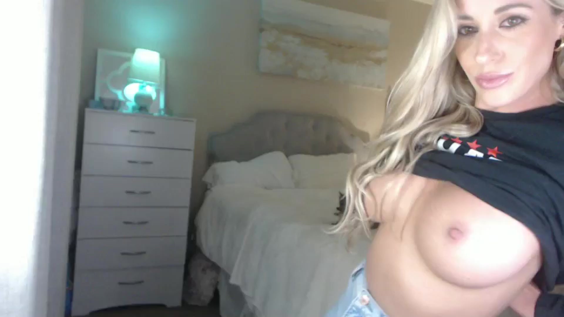 Gallery image thumbnail from Queen_bambii's myfreecams stream on, 07/04/2024, 08:55 image 16 of 20