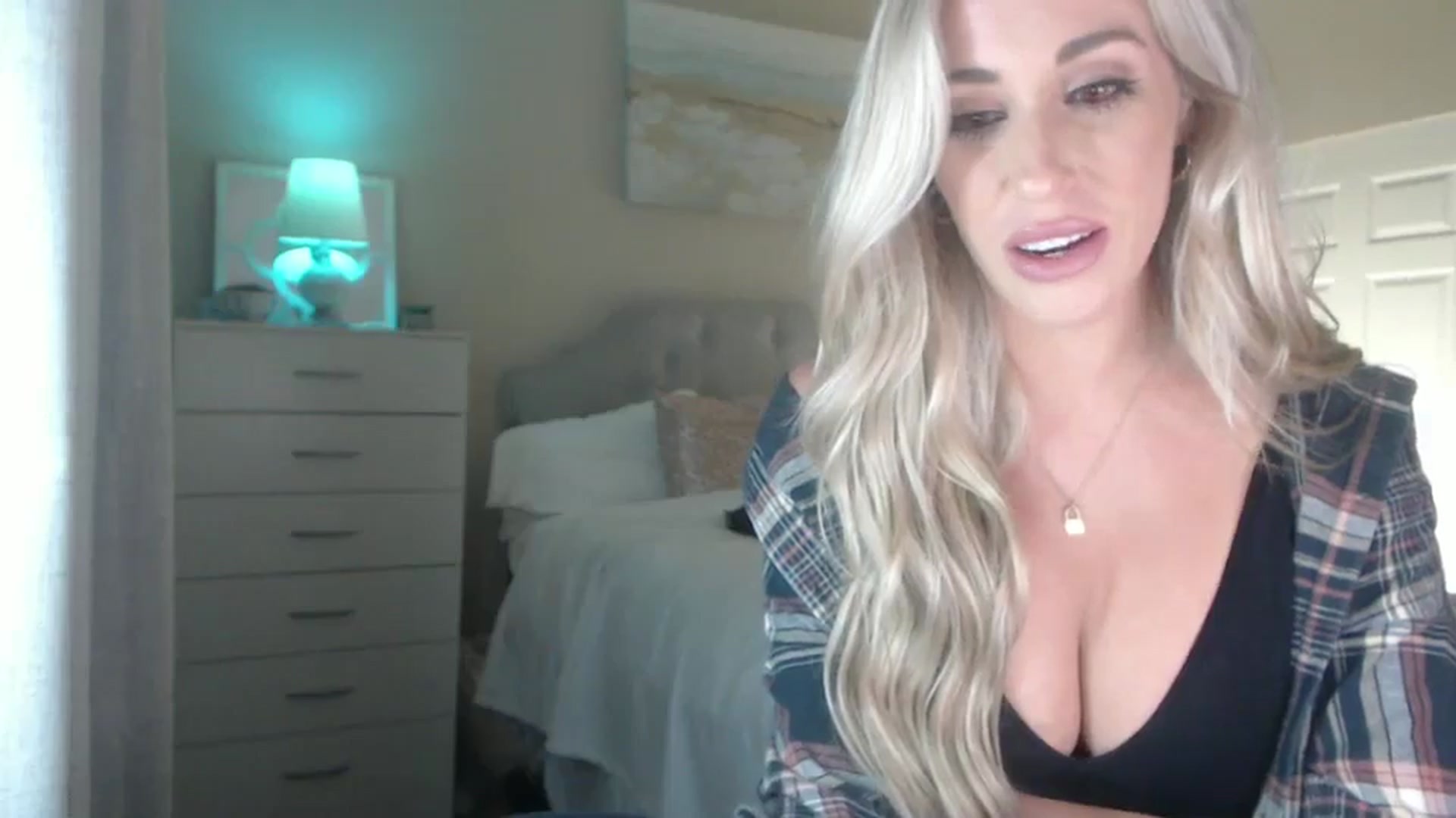 Gallery image thumbnail from Queen_bambii's myfreecams stream on, 08/10/2024, 05:09 image 16 of 20