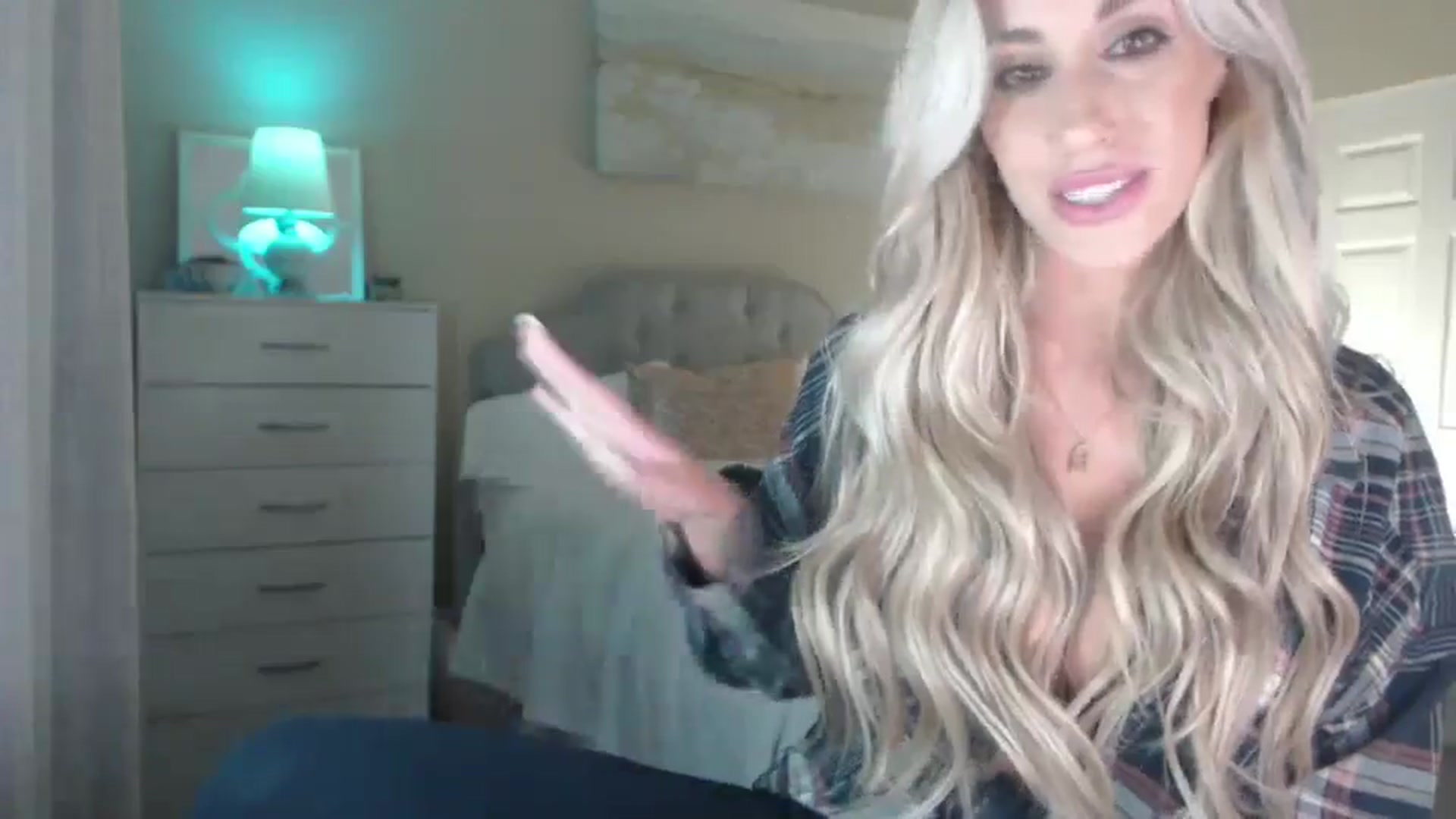 Gallery image thumbnail from Queen_bambii's myfreecams stream on, 08/10/2024, 06:06 image 8 of 20