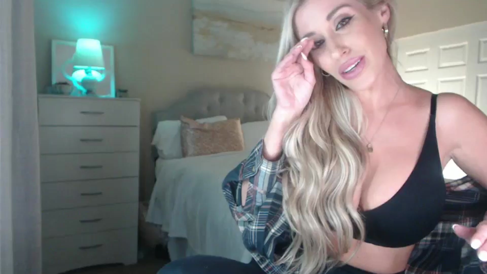 Gallery image thumbnail from Queen_bambii's myfreecams stream on, 08/10/2024, 06:59 image 11 of 20