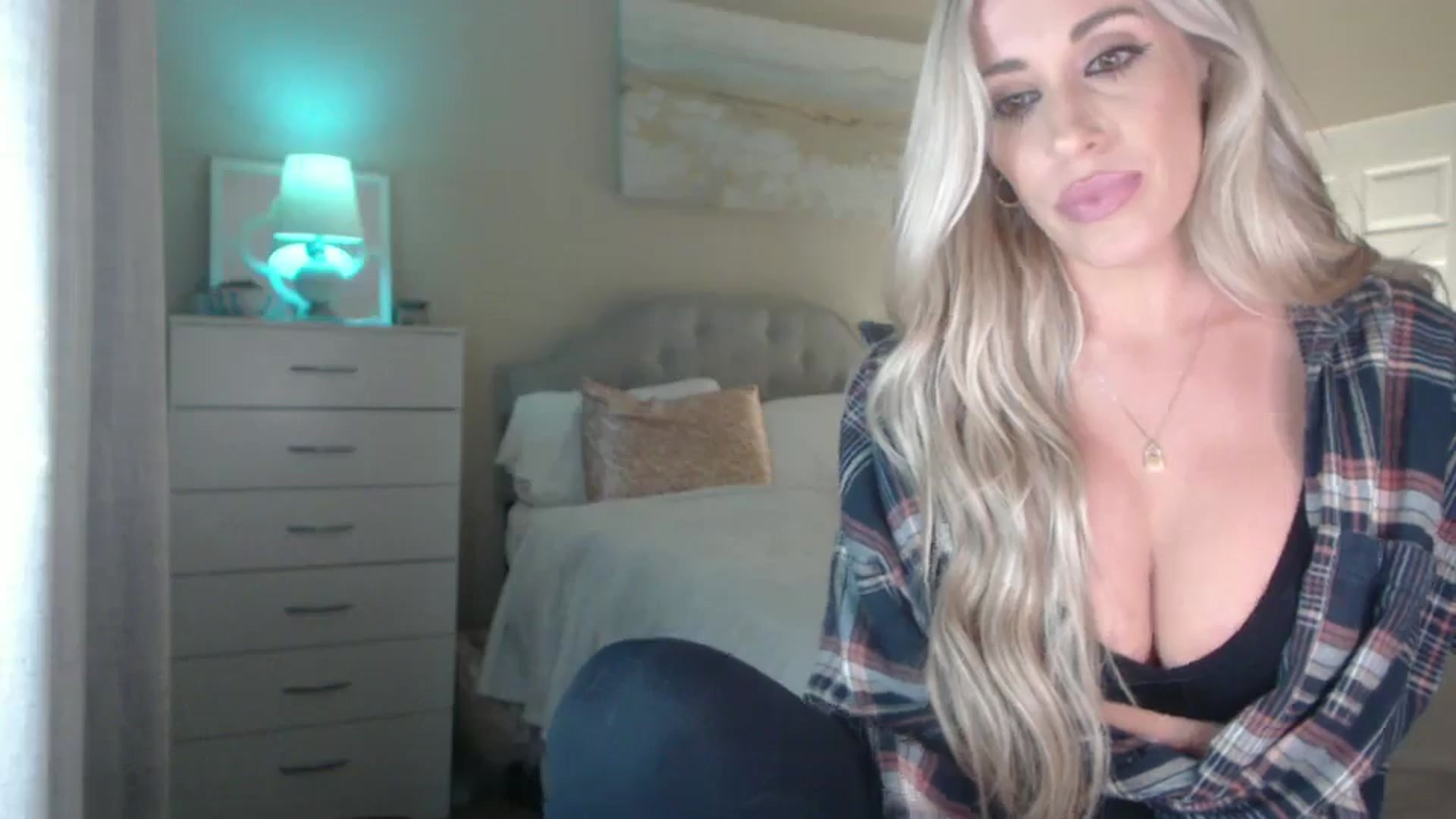 Gallery image thumbnail from Queen_bambii's myfreecams stream on, 08/10/2024, 07:42 image 15 of 20