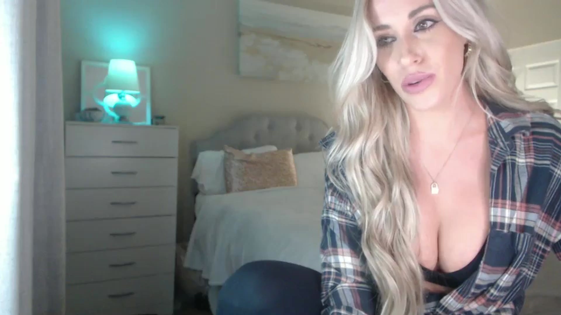 Gallery image thumbnail from Queen_bambii's myfreecams stream on, 08/10/2024, 07:42 image 14 of 20