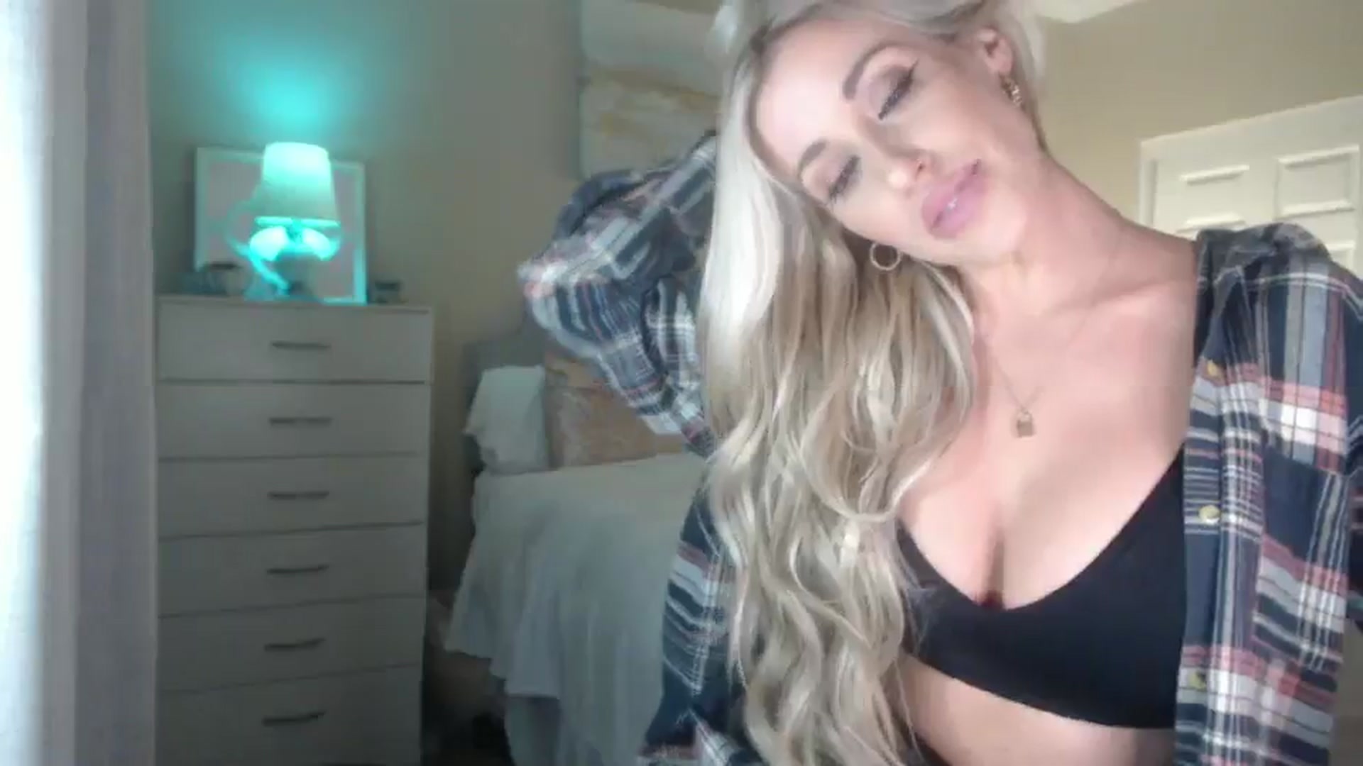 Gallery image thumbnail from Queen_bambii's myfreecams stream on, 08/10/2024, 07:42 image 18 of 20