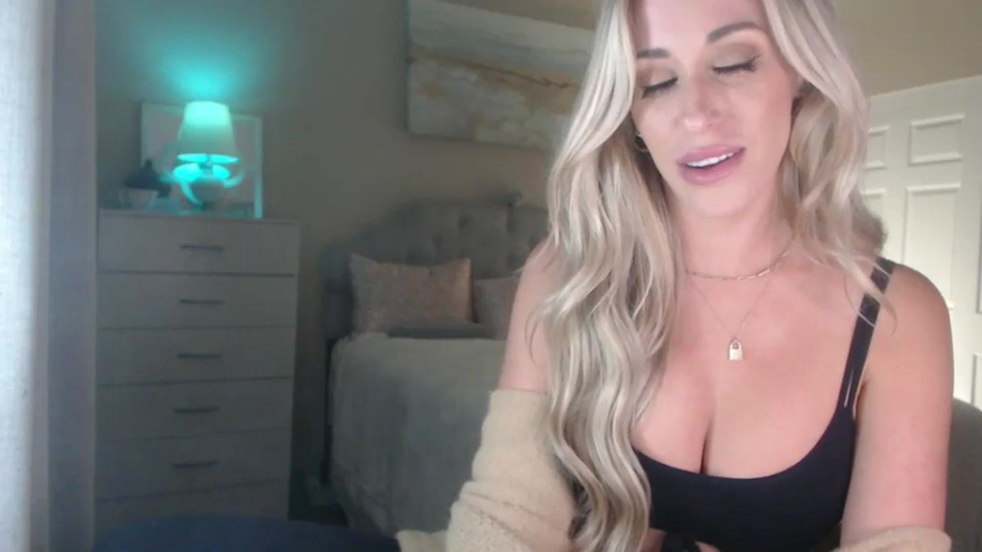 Gallery image thumbnail from Queen_bambii's myfreecams stream on, 09/26/2024, 06:30 image 8 of 20