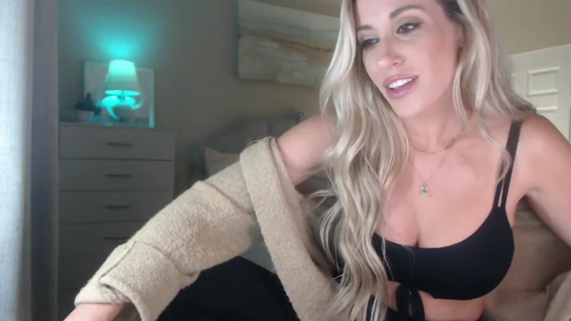 Gallery image thumbnail from Queen_bambii's myfreecams stream on, 09/26/2024, 06:30 image 3 of 20