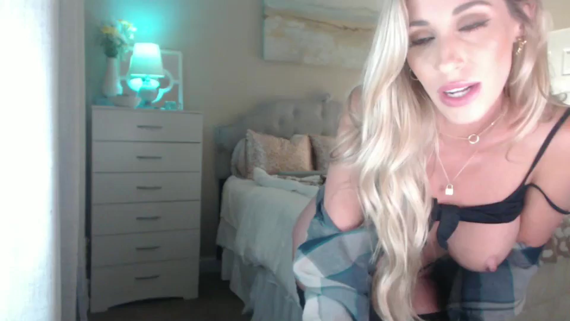 Gallery image thumbnail from Queen_bambii's myfreecams stream on, 10/04/2024, 03:56 image 12 of 20