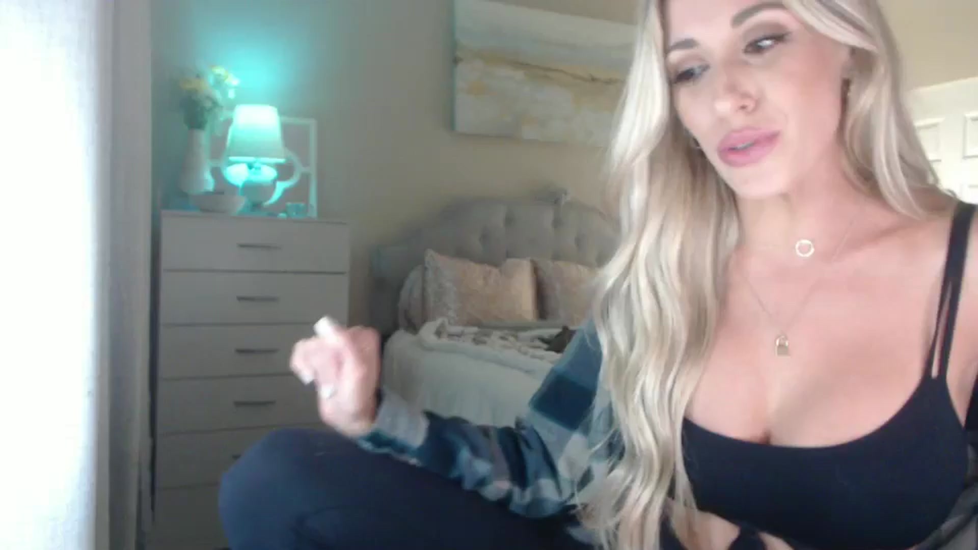 Gallery image thumbnail from Queen_bambii's myfreecams stream on, 10/04/2024, 03:56 image 1 of 20