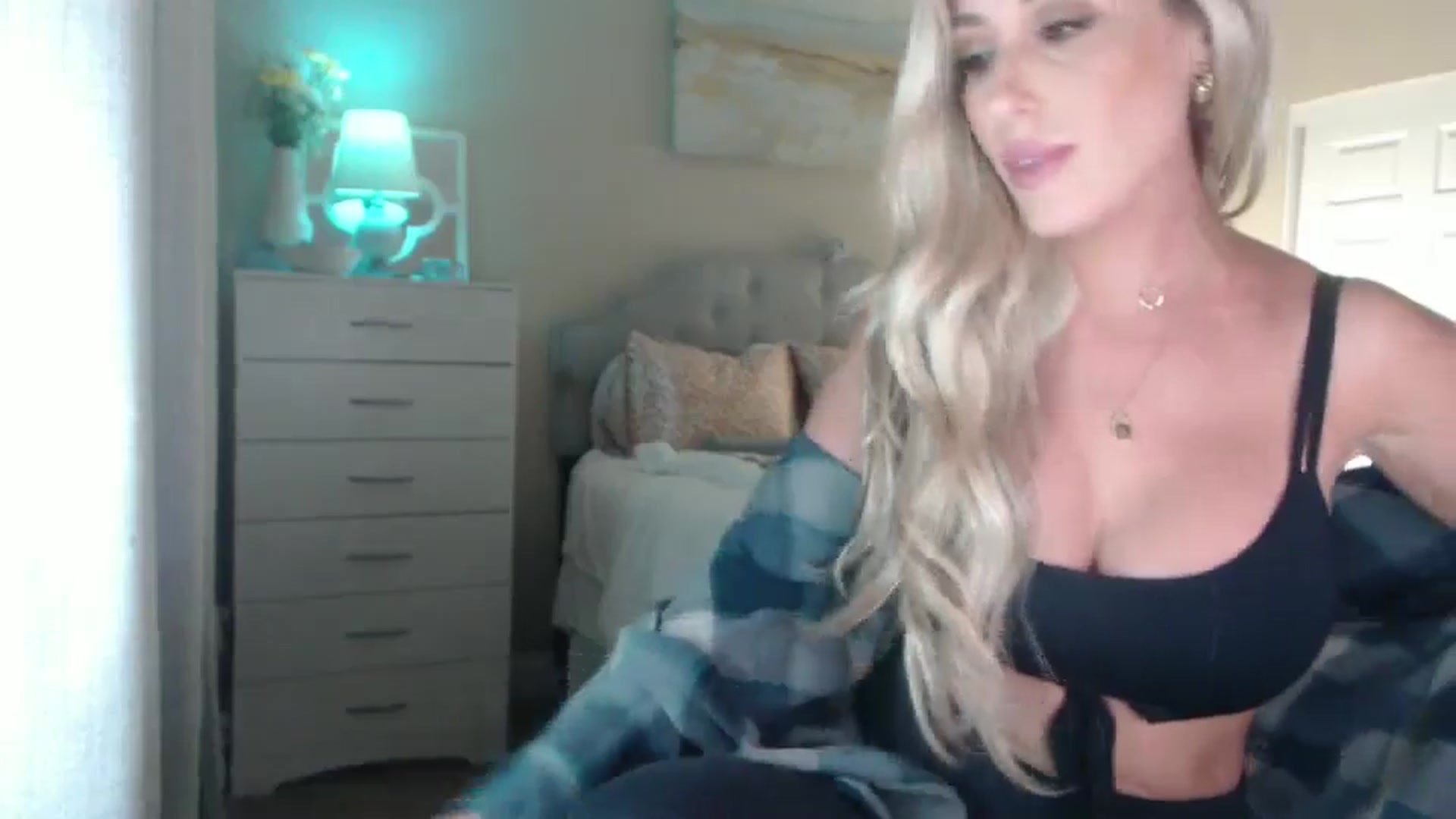 Gallery image thumbnail from Queen_bambii's myfreecams stream on, 10/04/2024, 03:56 image 15 of 20