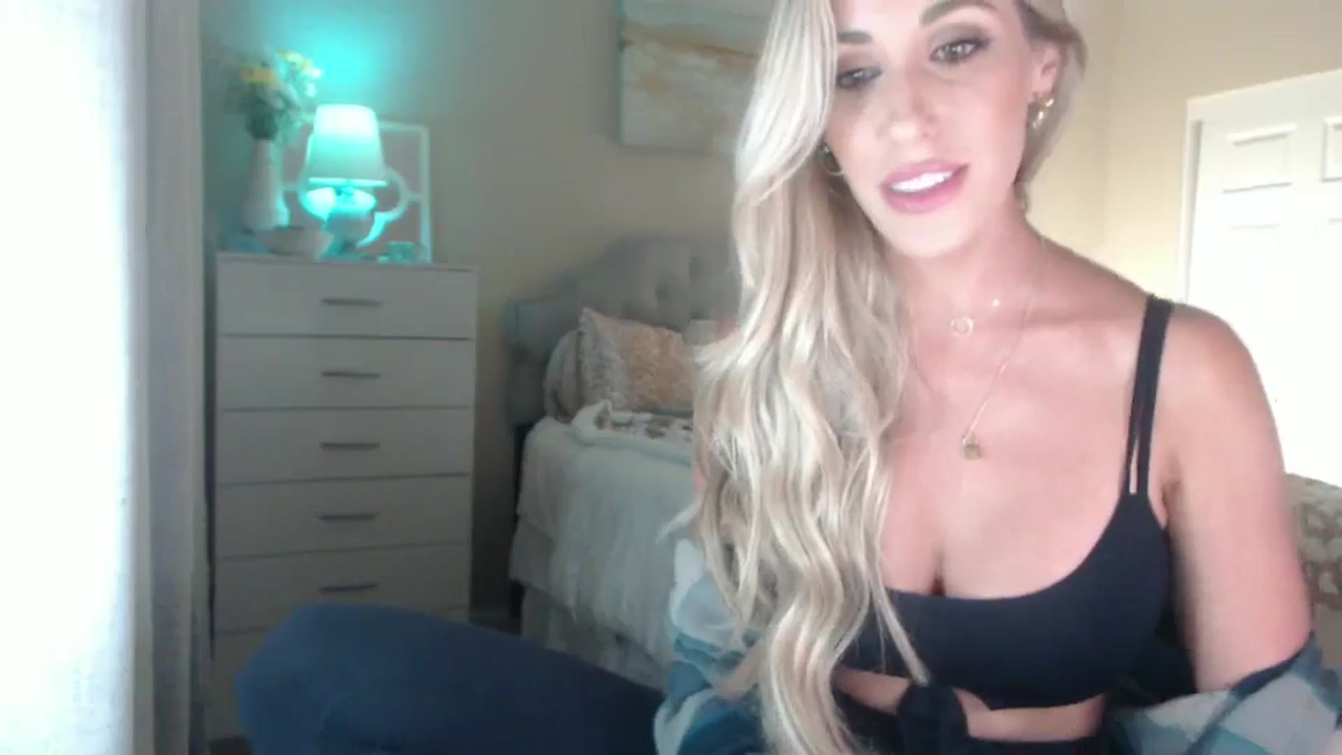Gallery image thumbnail from Queen_bambii's myfreecams stream on, 10/04/2024, 03:56 image 4 of 20