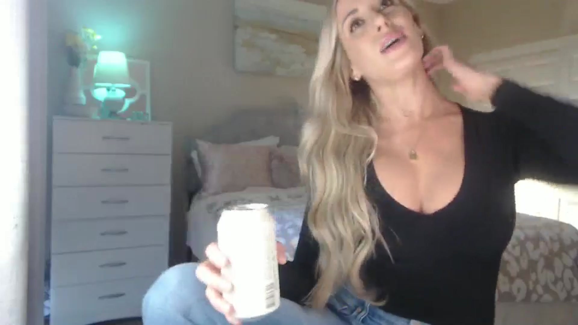 Gallery image thumbnail from Queen_bambii's myfreecams stream on, 10/08/2024, 23:02 image 7 of 20
