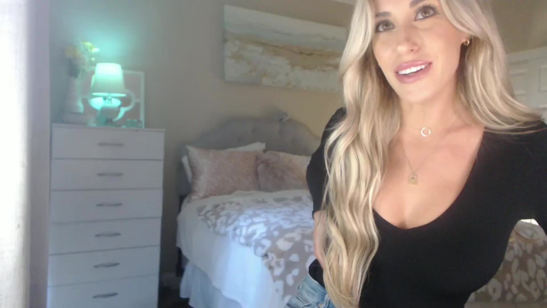 Gallery image thumbnail from Queen_bambii's myfreecams stream on, 10/08/2024, 23:02 image 20 of 20
