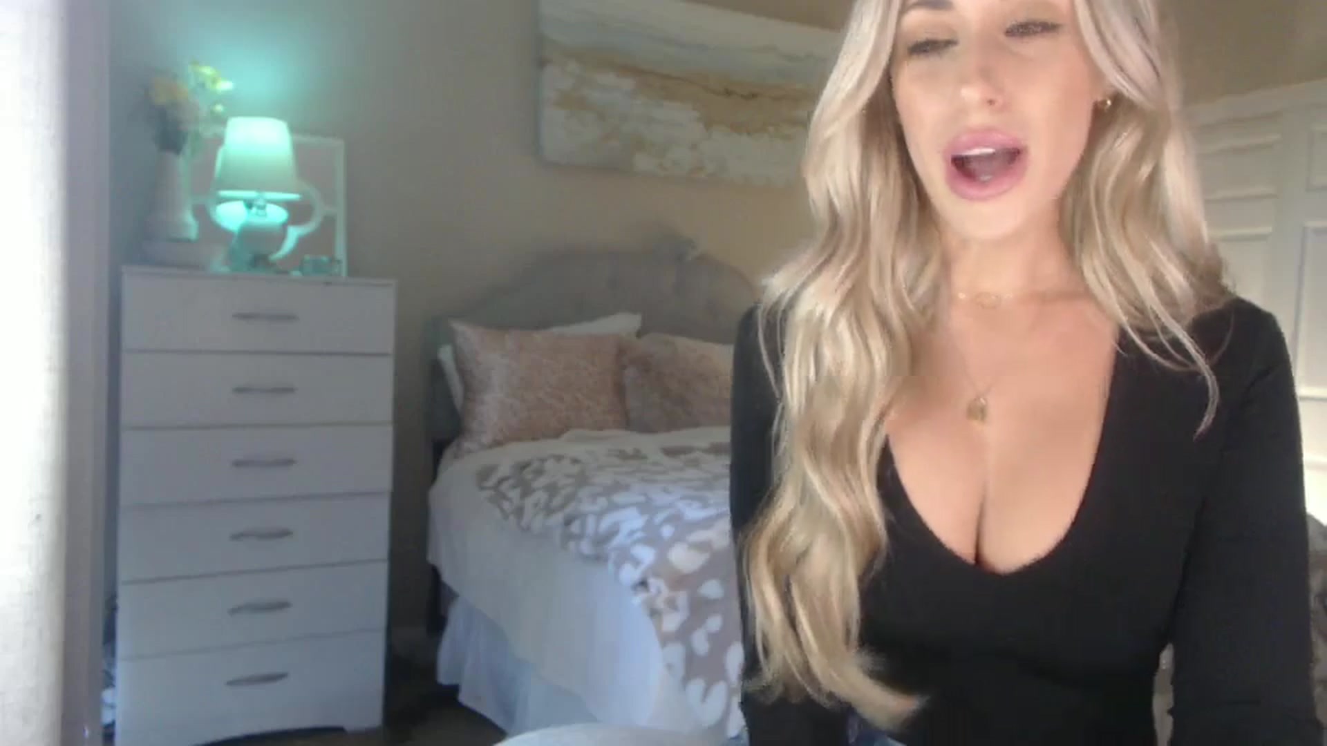 Gallery image thumbnail from Queen_bambii's myfreecams stream on, 10/08/2024, 23:02 image 11 of 20