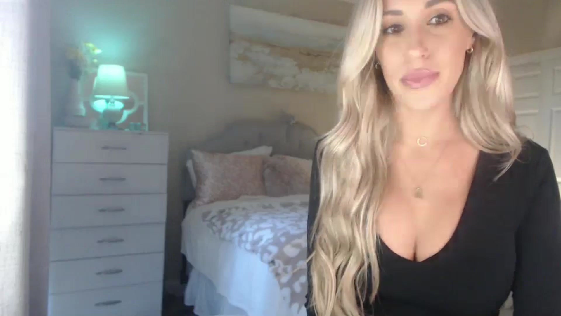 Gallery image thumbnail from Queen_bambii's myfreecams stream on, 10/08/2024, 23:02 image 17 of 20