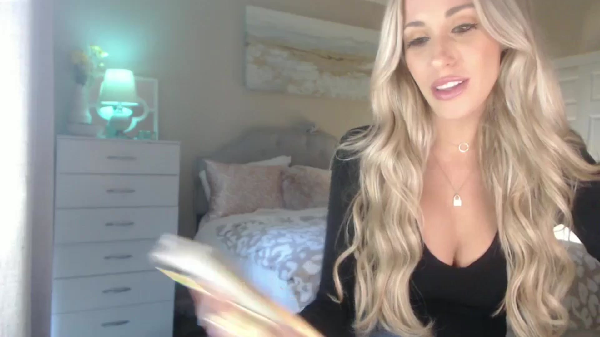 Gallery image thumbnail from Queen_bambii's myfreecams stream on, 10/08/2024, 23:02 image 18 of 20