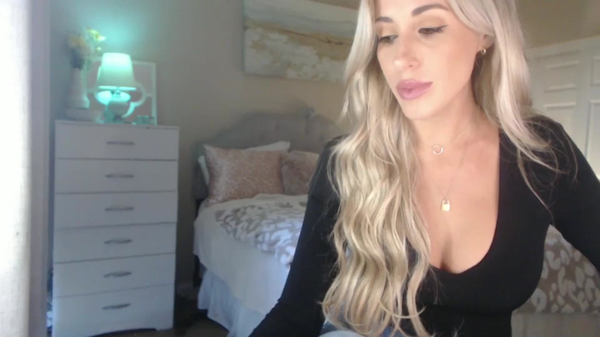 Gallery image thumbnail from Queen_bambii's myfreecams stream on, 10/08/2024, 23:02 image 9 of 20